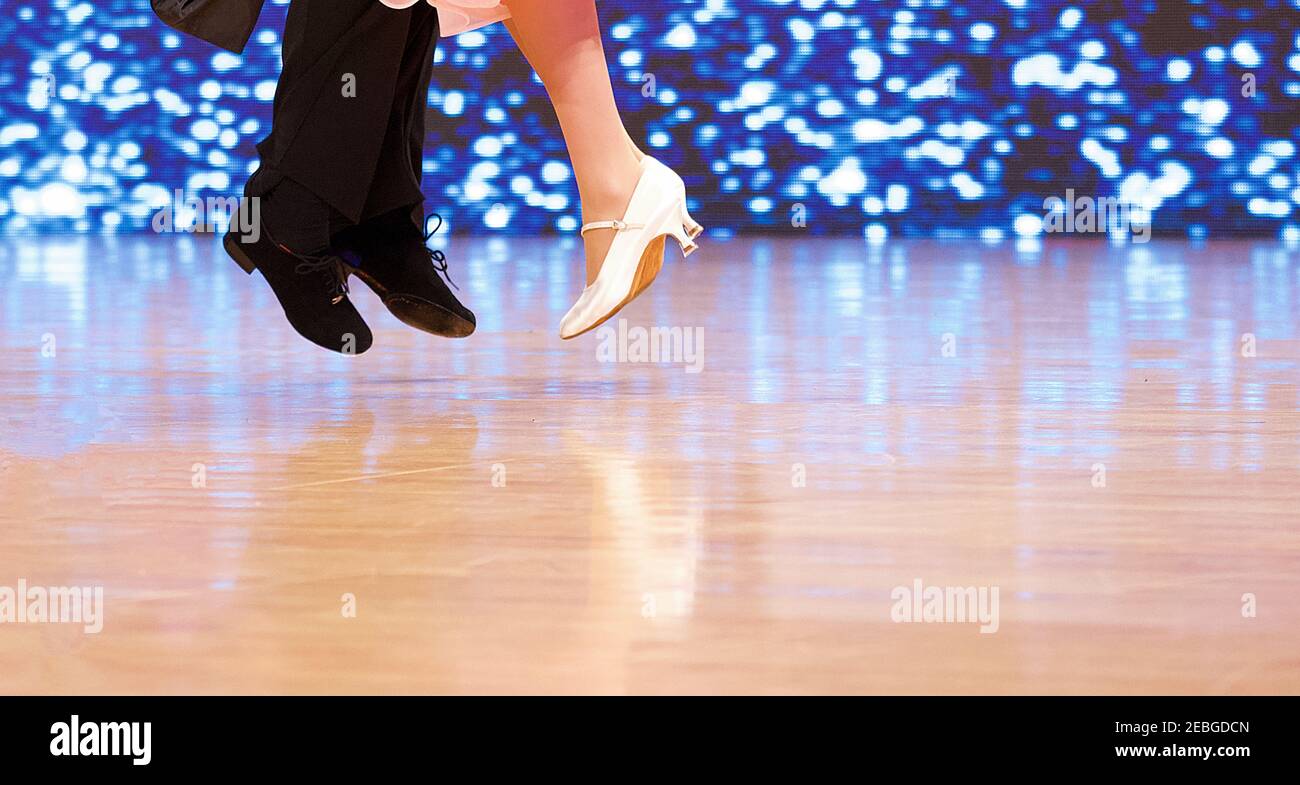 Closeup di balroom danzatori gambe e piedi. Foto Stock