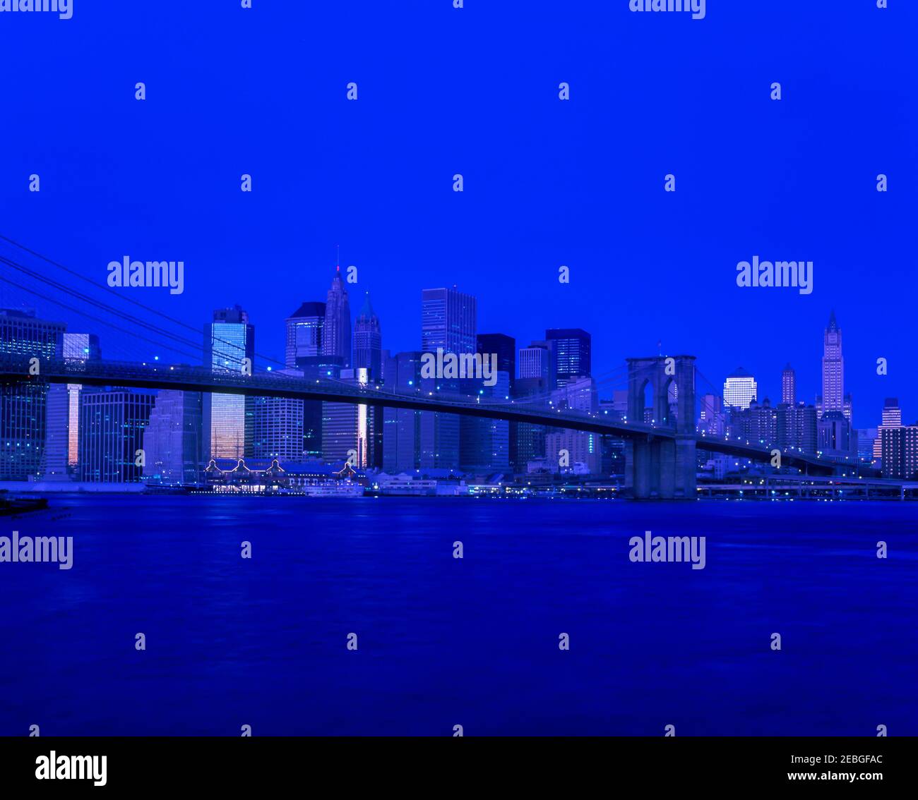 2001 PONTE STORICO DI BROOKLYN (©J & W ROEBLING 1876) SKYLINE DEL CENTRO EAST RIVER MANHATTAN NEW YORK CITY USA Foto Stock