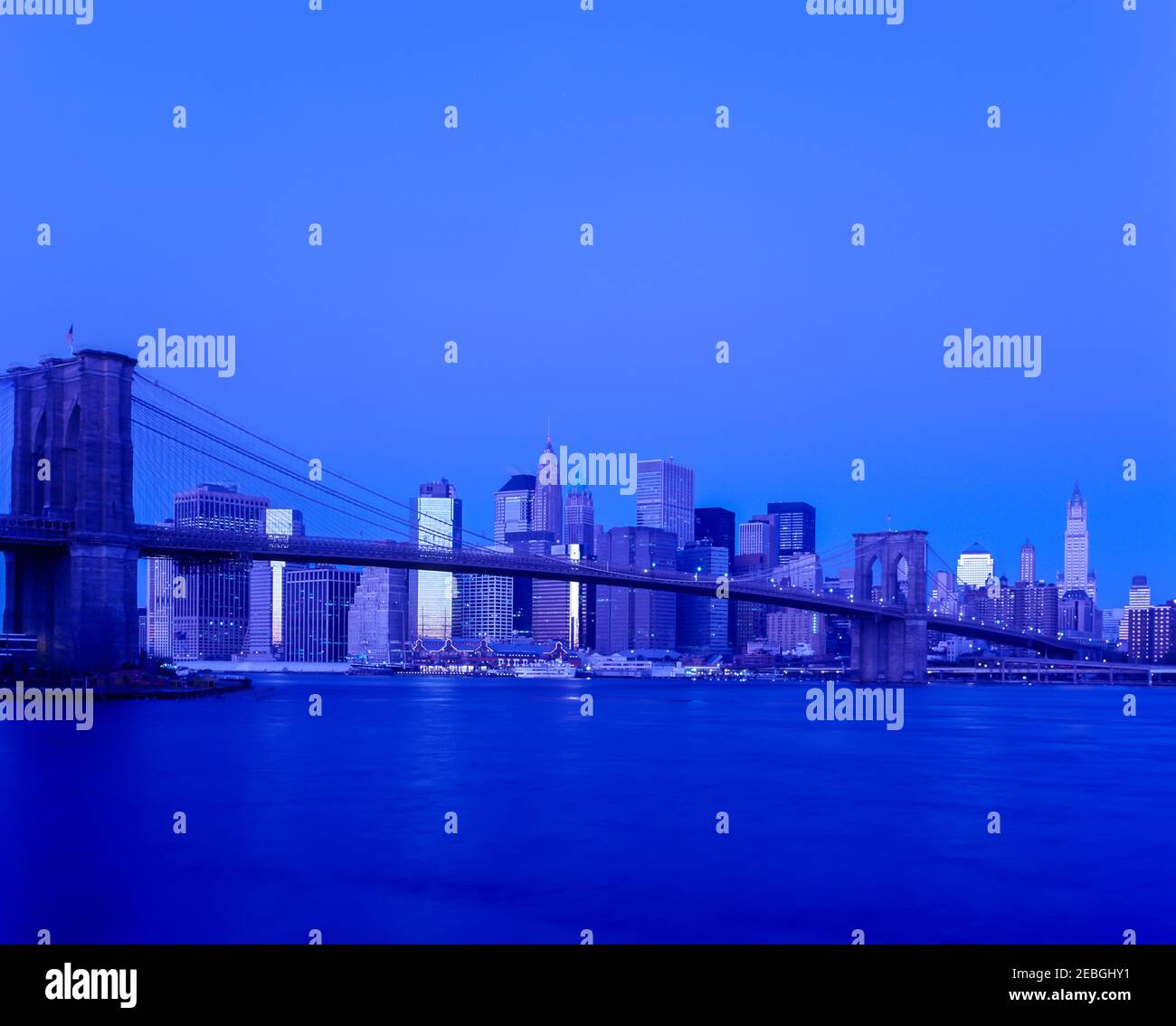 2001 PONTE STORICO DI BROOKLYN (©J & W ROEBLING 1876) SKYLINE DEL CENTRO EAST RIVER MANHATTAN NEW YORK CITY USA Foto Stock