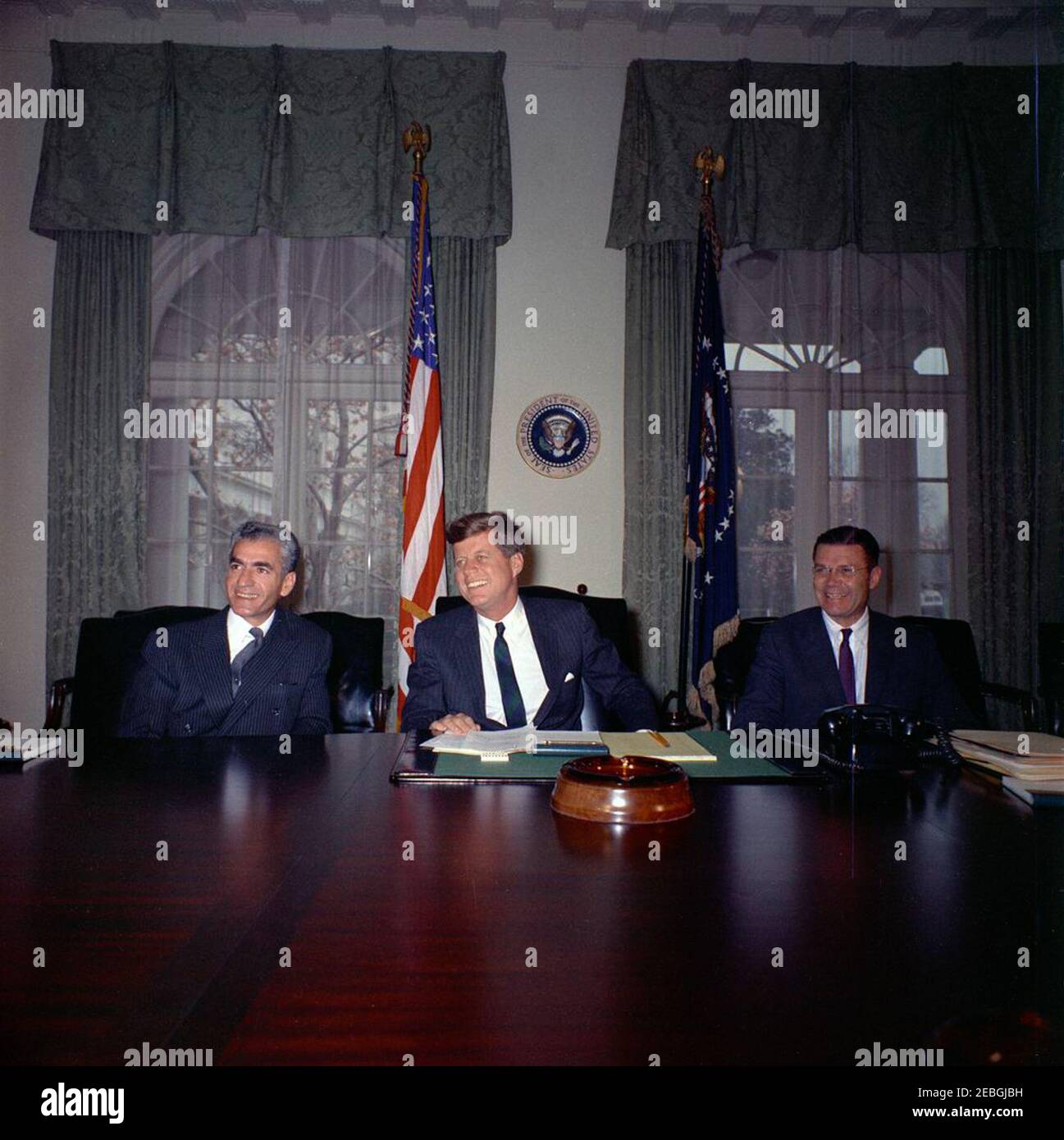 Incontro con lo Scià dell'Iran, Mohammad Reza Shah Pahlavi, 11:02. Il presidente John F. Kennedy incontra Mohammad Reza Pahlavi, lo Shahanshah dell'Iran, nella stanza del gabinetto della Casa Bianca, Washington, D.C. seduto al tavolo (L-R): Lo Shahanshah, il presidente Kennedy, e il segretario della Difesa Robert S. McNamara. Foto Stock