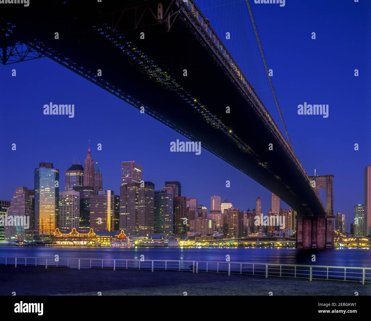 2001 PONTE STORICO DI BROOKLYN (©J & W ROEBLING 1876) SKYLINE DEL CENTRO EAST RIVER MANHATTAN NEW YORK CITY USA Foto Stock