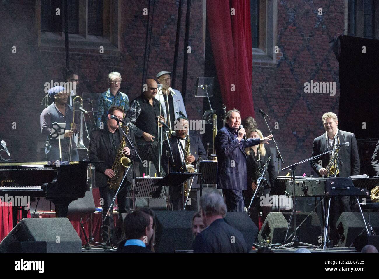Jools Holland e la sua Rythmn e Blues Orchestra sul palco Come parte del festival Hampton Court Palace Foto Stock