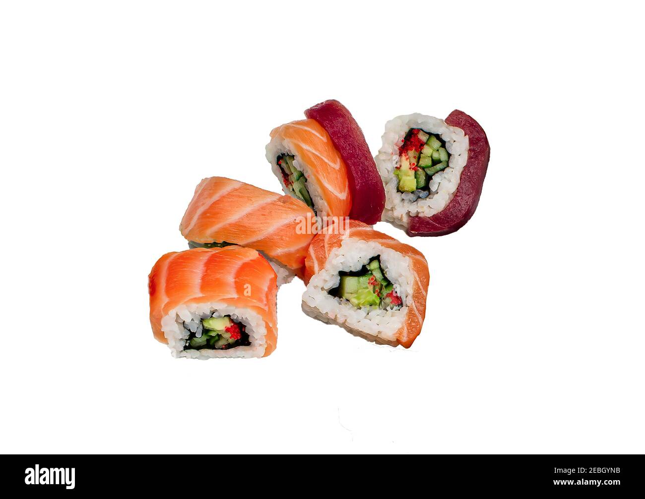Rotolo di sushi arcobaleno isolato su bianco. Caviale di tonno salmone Vista dall'alto. Giapponese sake maguro Foto Stock