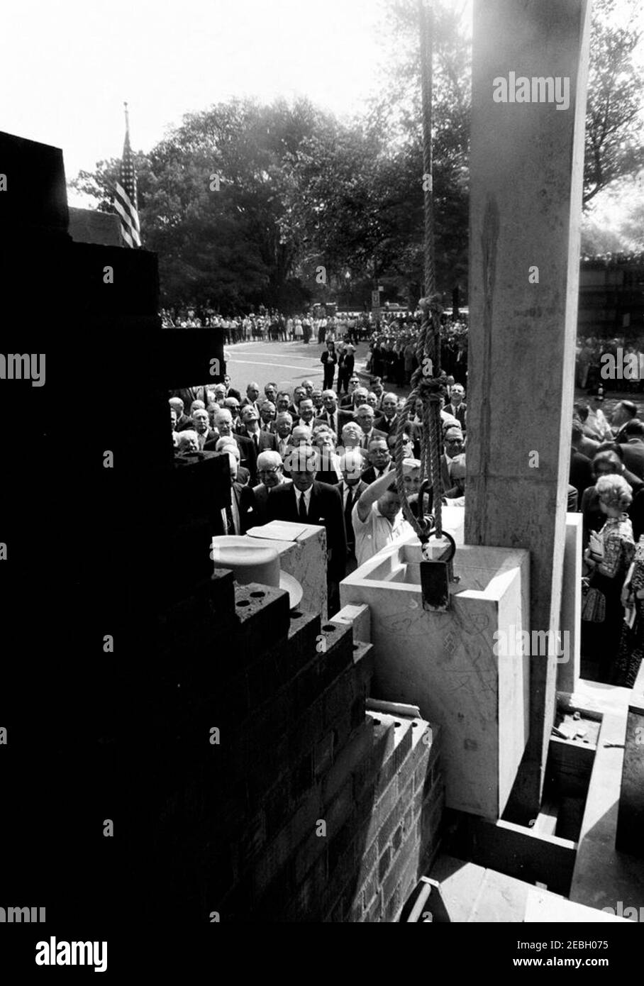 Cerimonia di posa Cornerstone, edificio degli uffici della Casa di Rayburn, 10:28. Il presidente John F. Kennedy (centro a sinistra) partecipa alla cerimonia di posa della pietra angolare per l'edificio degli uffici della Rayburn House, dedicato al presidente della Camera dei rappresentanti, Sam Rayburn. Inoltre: Rappresentante E. C. u0022Tooku0022 Gathings (Arkansas); Rappresentante Carroll D. Kearns (Pennsylvania); Rappresentante Clark W. Thompson (Texas); Rappresentante Winfield K. Denton (Indiana); Rappresentante Roman C. Pucinski (Illinois); Agente Servizio Segreto Casa Bianca, Milt Wilhite. Washington, D.C. Foto Stock