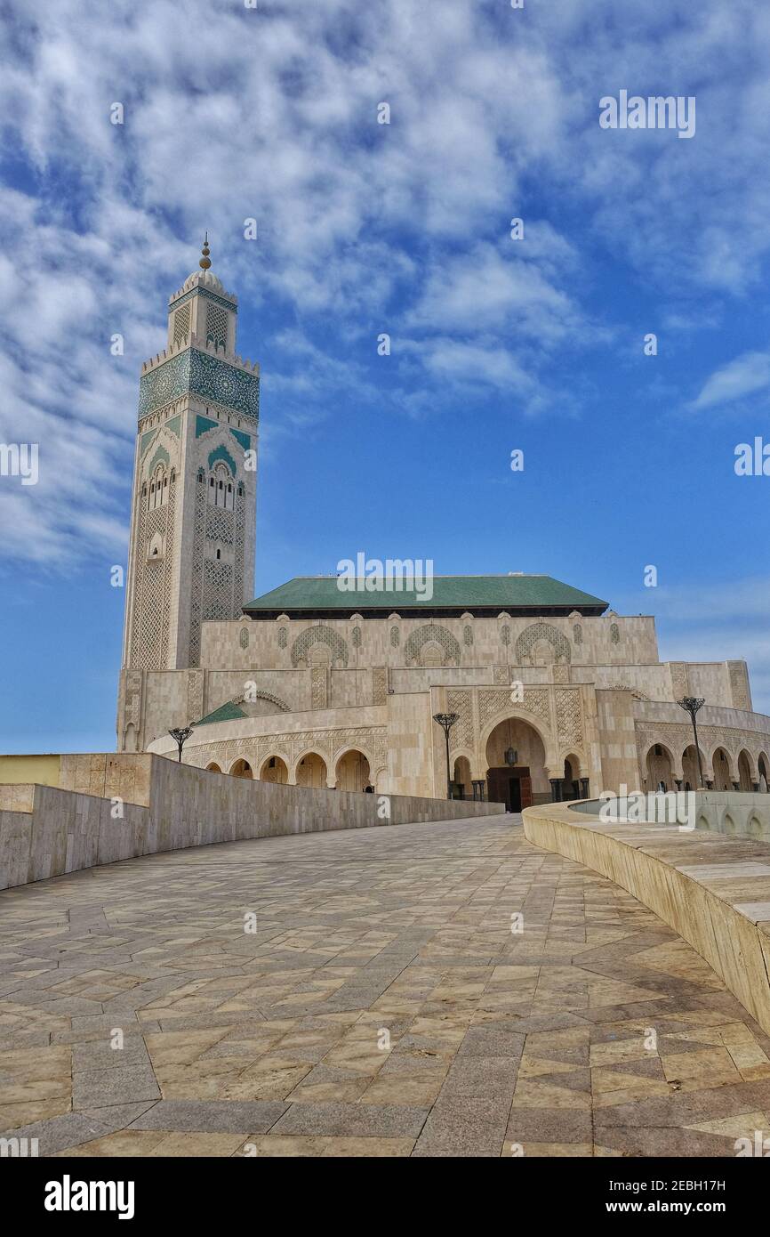 Casablanca, Marocco - 2 Marzo 2020 : la moschea di Hassan 2 da una distanza vicino all'oceano in Casablanca Marocco Foto Stock