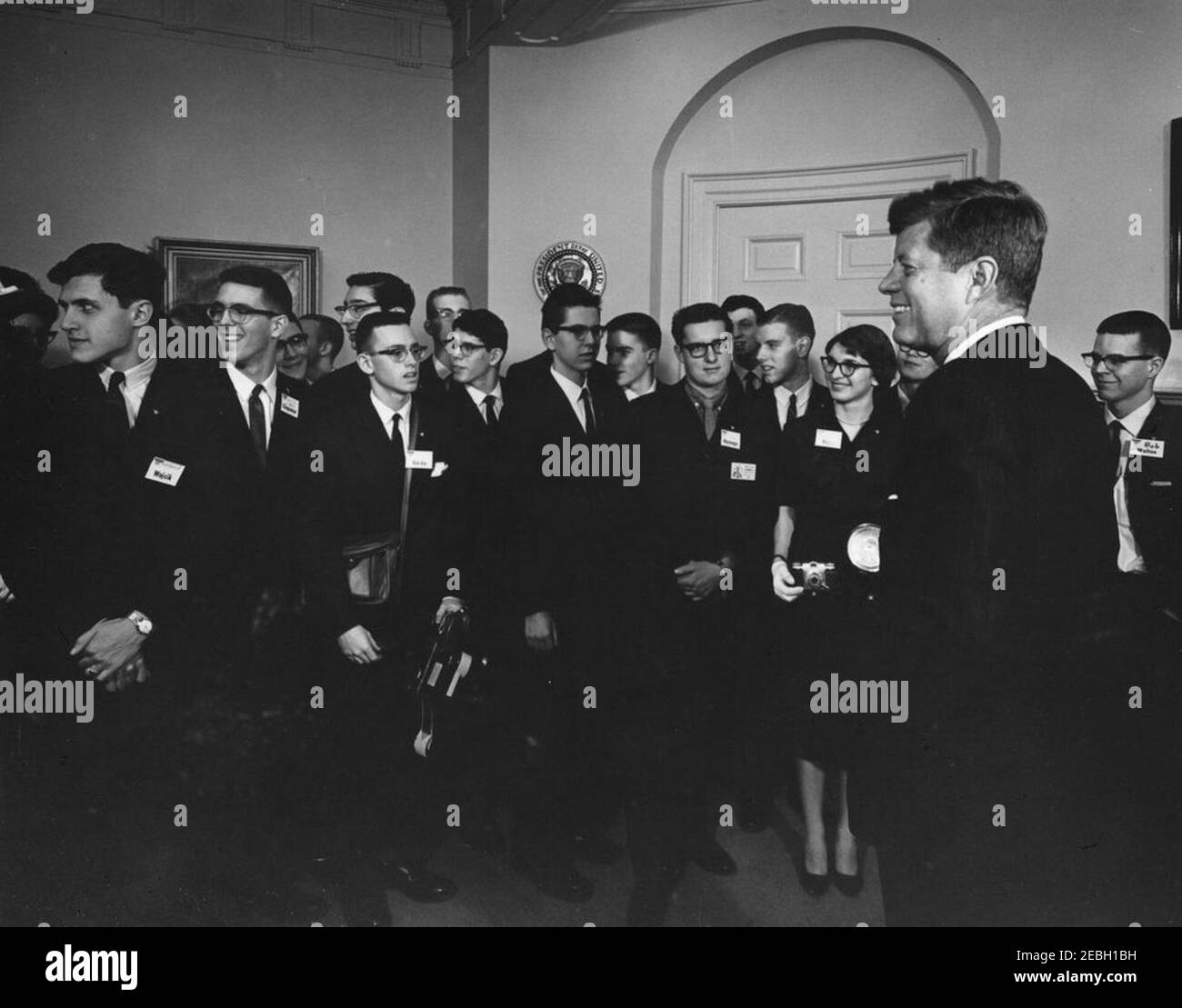 Visita dei vincitori della 21esima ricerca annuale di talenti scientifici, 12:12. Il presidente John F. Kennedy visita i vincitori della 21esima ricerca annuale del talento della scienza di Westinghouse (condotta dal servizio scientifico). L-R: Michael Marcel Wojcik, Clark Russell Chapman, Leonard Howard Gordy, Robert Allen Barnes (dietro Gordy, parzialmente nascosto), non identificato, Robert Stephen Zucker, Philip Lee Harnage, Ralph Zuckerman (lontano), non identificato, Donna gene Hayes, presidente Kennedy, Robert Lee Walton. Fish Room (Sala conferenze), Casa Bianca, Washington, D.C. Foto Stock