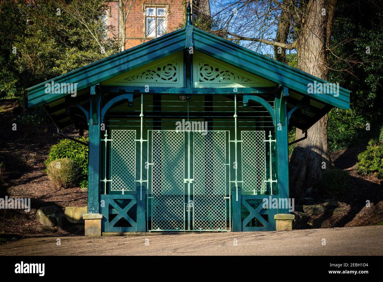 Gazebo nello stile di uno chalet. Situato a Avenham Park, Preston, Inghilterra. Foto Stock