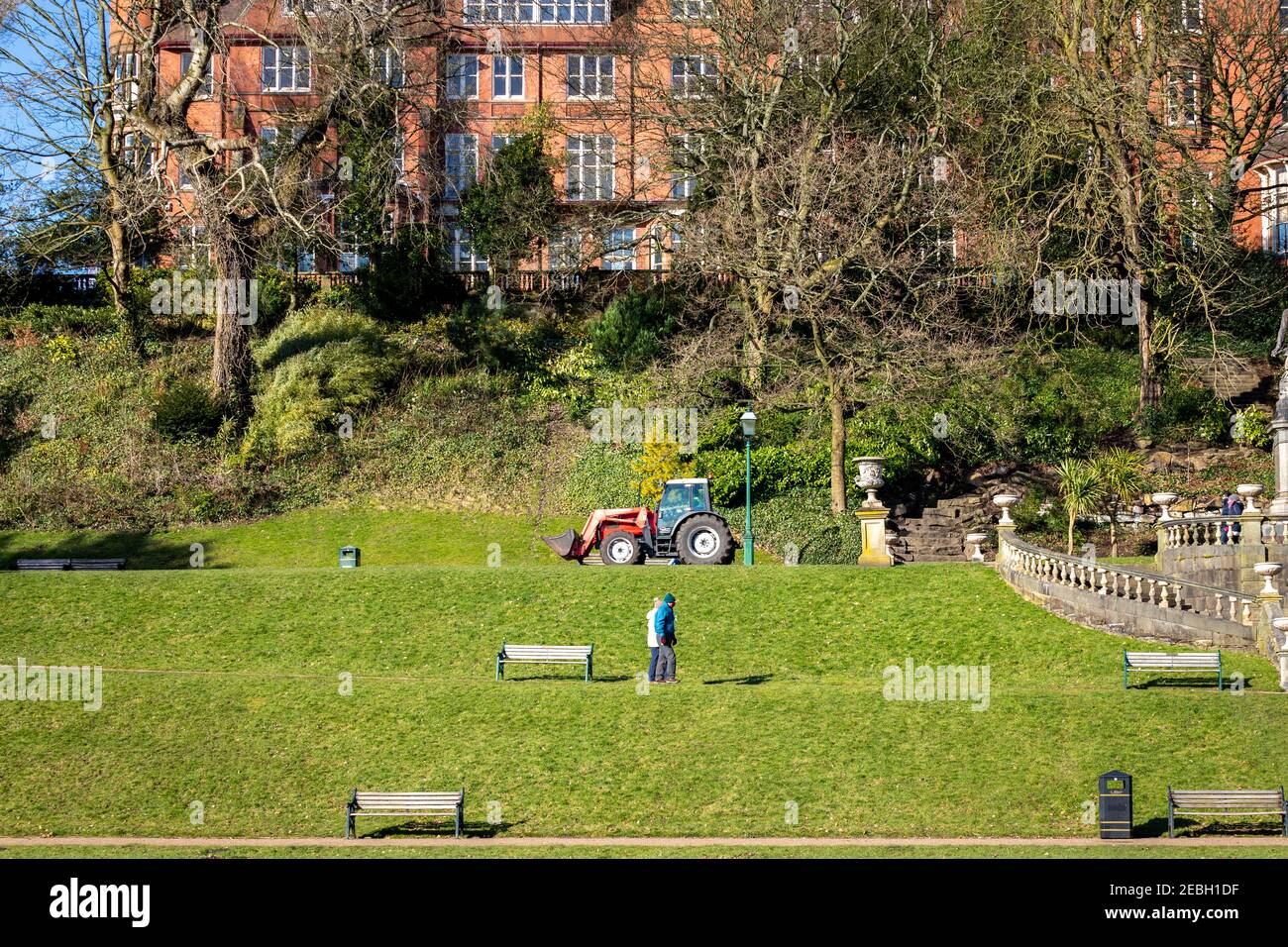 Avenham Park, Preston, che mostra un trattore in funzione nel terreno. Sparato in un sole d'inverno basso Foto Stock