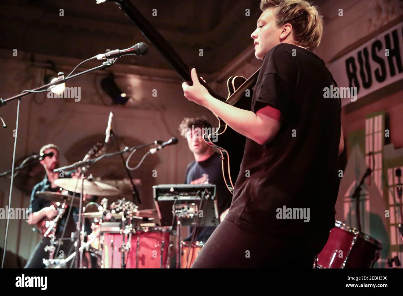 Tutto stiamo suonando sul palco durante il festival di Bushstock Alla Bush Hall di Londra Foto Stock