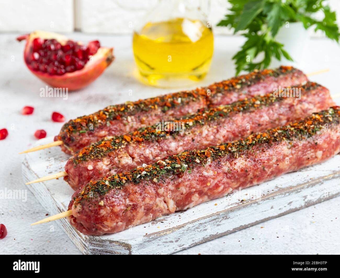 lula kebab di manzo crudo su spiedino di legno su una tavola, primo piano Foto Stock