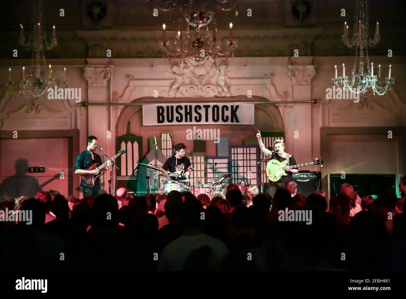 Tutto stiamo suonando sul palco durante il festival di Bushstock Alla Bush Hall di Londra Foto Stock