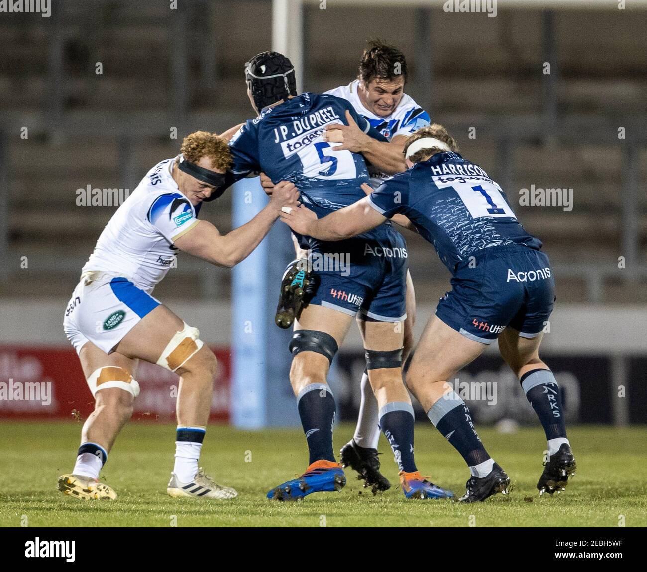12 febbraio 2021; AJ Bell Stadium, Salford, Lancashire, Inghilterra; inglese Premiership Rugby, sale Sharks contro Bath; JP du Preez of sale Sharks è affrontato da Miles Reid di Bath Rugby Foto Stock