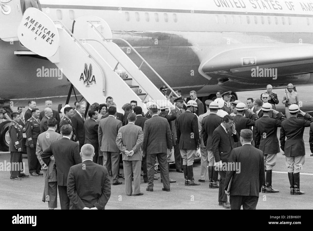 Viaggio in Messico: Cerimonie di partenza, 11:15. Il presidente John F. Kennedy (centro a sinistra, in folla) e la First Lady Jacqueline Kennedy (centro a destra, con cappello bianco) visitano la gente prima di salire a bordo dell'Air Force One, dopo una visita di stato in Messico. Anche nella foto: Fotografo della Casa Bianca, Capitano Cecil Stoughton; Capo del protocollo del Messico, Federico A. Mariscal; Ambasciatore degli Stati Uniti in Messico, Thomas C. Mann; agenti del Servizio Segreto della Casa Bianca, James J. Rowley, Gerald A. u0022Jerryu0022 Behn, Ernie Olsson, Clint Hill e Dave Grant. Benito Juu00e1rez, Città del Messico, Messico. Foto Stock