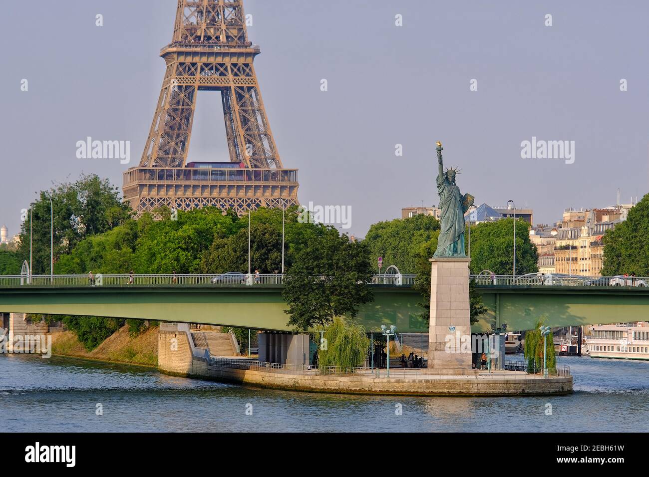 La Torre Eiffel e la statua liberty a Parigi, Francia Foto Stock