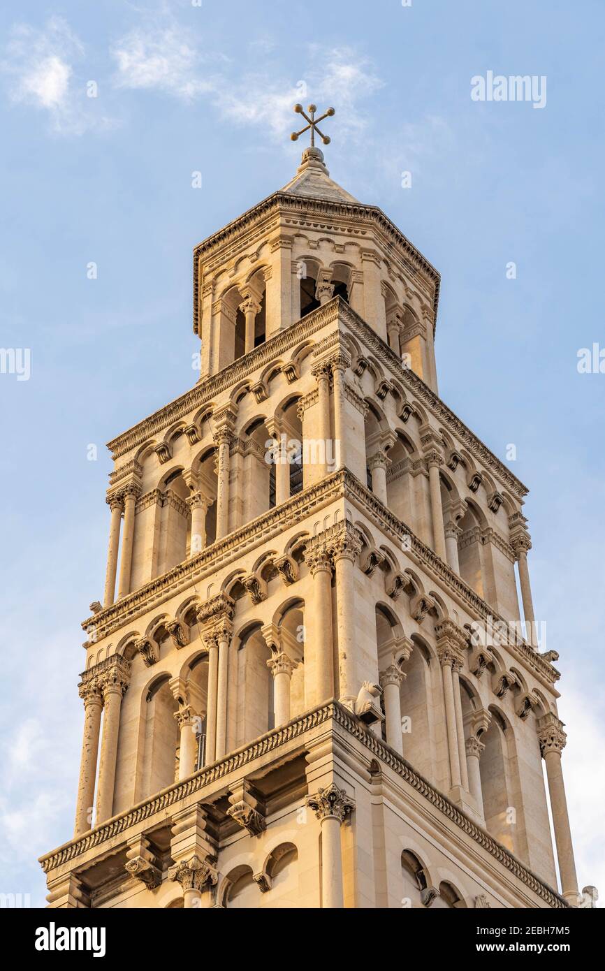 Campanile della Chiesa di San Domnio in luce solare dorata al mattino presto nel Palazzo di Diocleziano a Spalato Croazia Foto Stock