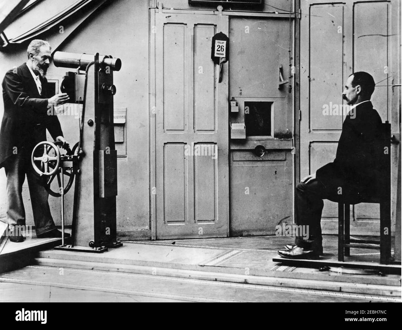 ALPHONSE BERTILLON (1853-1914) ufficiale di polizia francese (a sinistra) che ha creato un sistema di identificazione basato su fisico caratteristiche Foto Stock