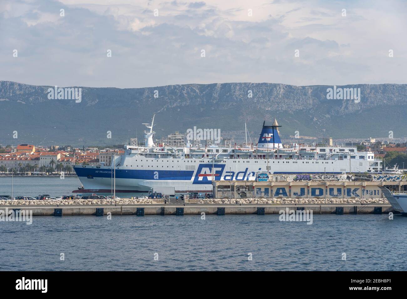 Spalato, Croazia - 15 agosto 2020: Vista porto di grandi traghetti adria al  porto vecchio in prima mattina Foto stock - Alamy