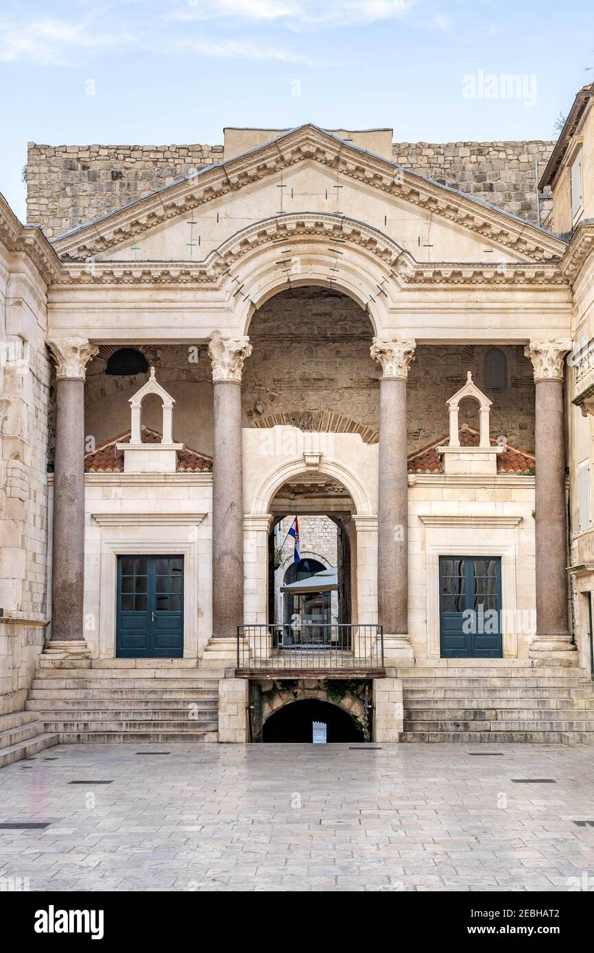 Spalato, Croazia - 15 agosto 2020: Piazza vuota al Palazzo di Diocleziano all'alba della prima mattina Foto Stock