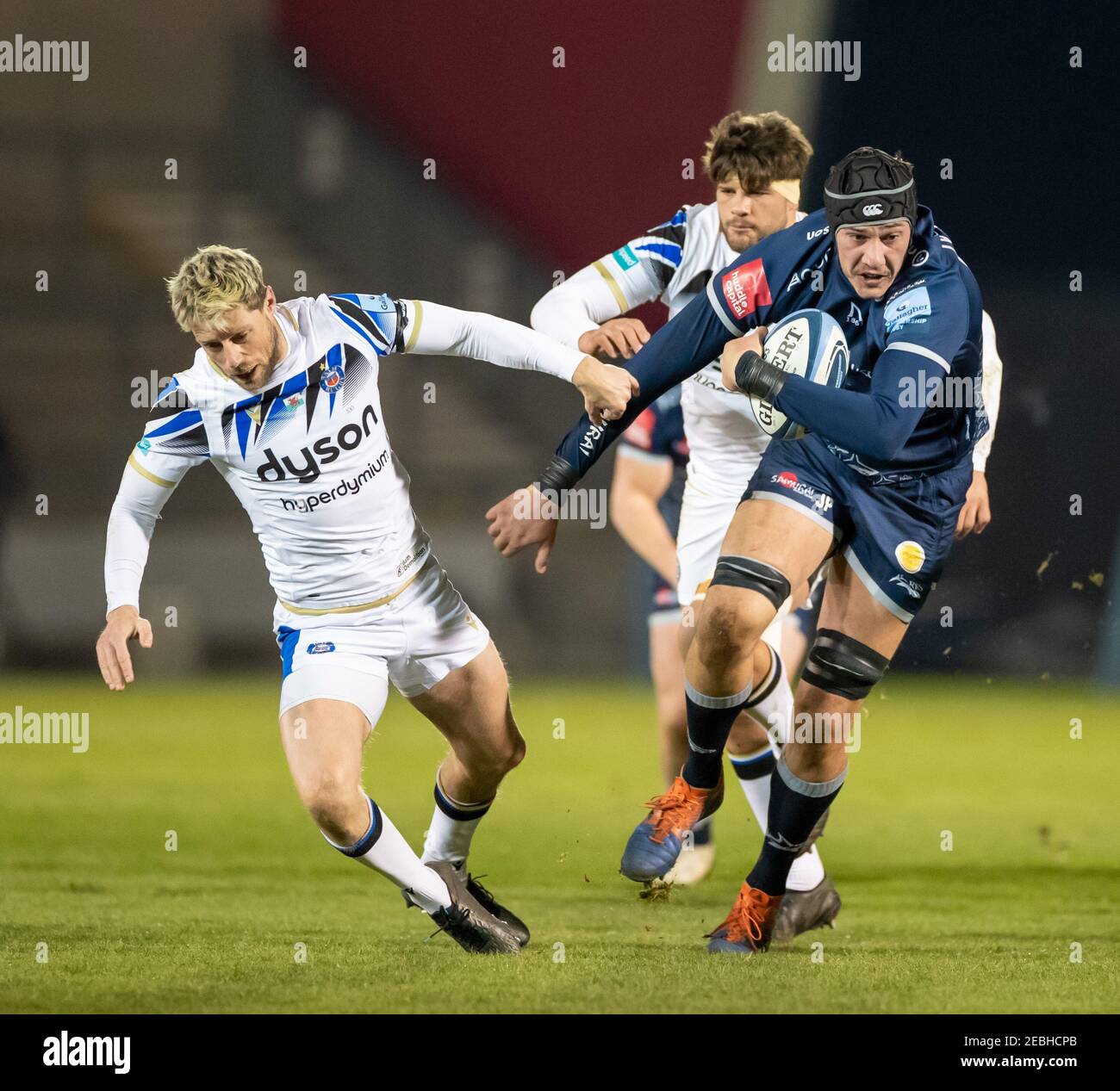 12 febbraio 2021; AJ Bell Stadium, Salford, Lancashire, Inghilterra; inglese Premiership Rugby, sale Sharks contro Bath; JP du Preez of sale Sharks sfrena il Tackle of Rhys Priestland of Bath Rugby Foto Stock