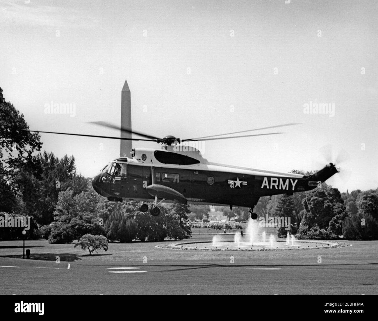 Cerimonia di arrivo per Julius Nyerere, presidente di Tanganyika, ore 11:30. Un elicottero dell'esercito degli Stati Uniti che porta il presidente di Tanganyika, Julius K. Nyerere, atterra sul prato meridionale della Casa Bianca, Washington, D.C., prima delle cerimonie di arrivo in suo onore. Il monumento di Washington è visibile sullo sfondo. Foto Stock