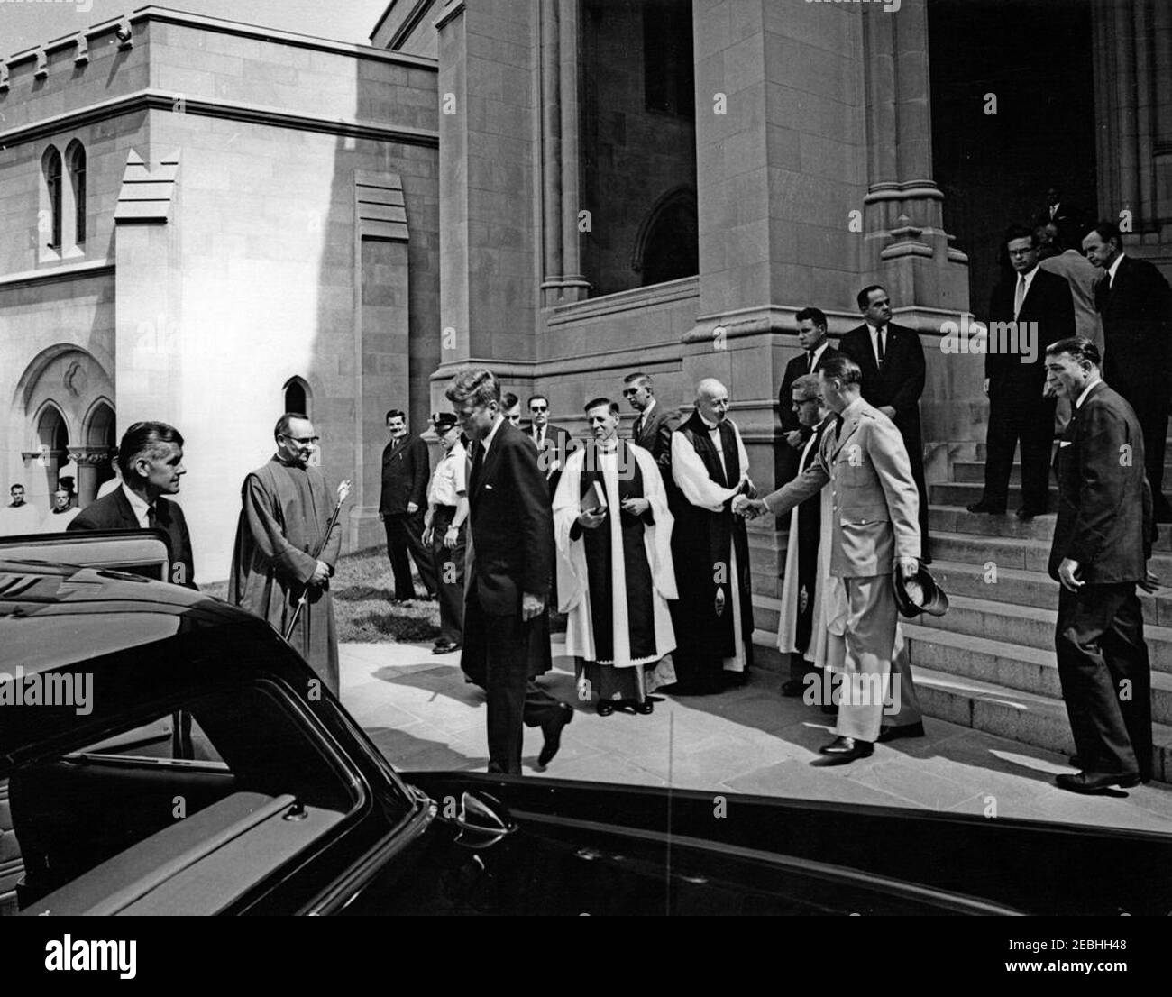 Servizi commemorativi per l'editore e l'uomo d'affari Philip Graham presso la Cattedrale Nazionale, 15:00 PM. Il presidente John F. Kennedy parte dalla cattedrale nazionale di Washington dopo i servizi commemorativi del presidente e amministratore delegato del Washington Post e del presidente del consiglio di amministrazione di Newsweek, Philip Graham. A destra, l'Aide militare al presidente, il generale Chester V. Clifton, scuote le mani con il vescovo episcopale in pensione di Washington, il reverendo di destra Angus Dun. Canon Precentor della Washington National Cathedral, il reverendo William Glenn Workman, si trova a sinistra del generale Clifton. Anche foto Foto Stock