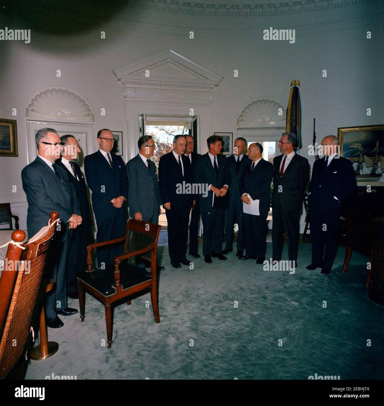 Incontro con il Comitato Bipartisan per l'assistenza sanitaria degli anziani, 12:30. Il presidente John F. Kennedy (centro destra) incontra i membri del Comitato Nazionale bipartisan per l'assistenza sanitaria degli anziani presso l'Oval Office, Casa Bianca, Washington, D.C. da sinistra a destra: Tre non identificati; direttore del Johns Hopkins Hospital, Dr. Russell A. Nelson; Presidente dell'Università dell'Oregon ed ex Segretario della Sanità, dell'Educazione e del Welfare, Dr. Arthur S. Flemming; Senatore Clinton P. Anderson del New Mexico (in parte nascosto); Presidente Kennedy; Arthur Larson della Duke University; Senatore Jacob K. Foto Stock