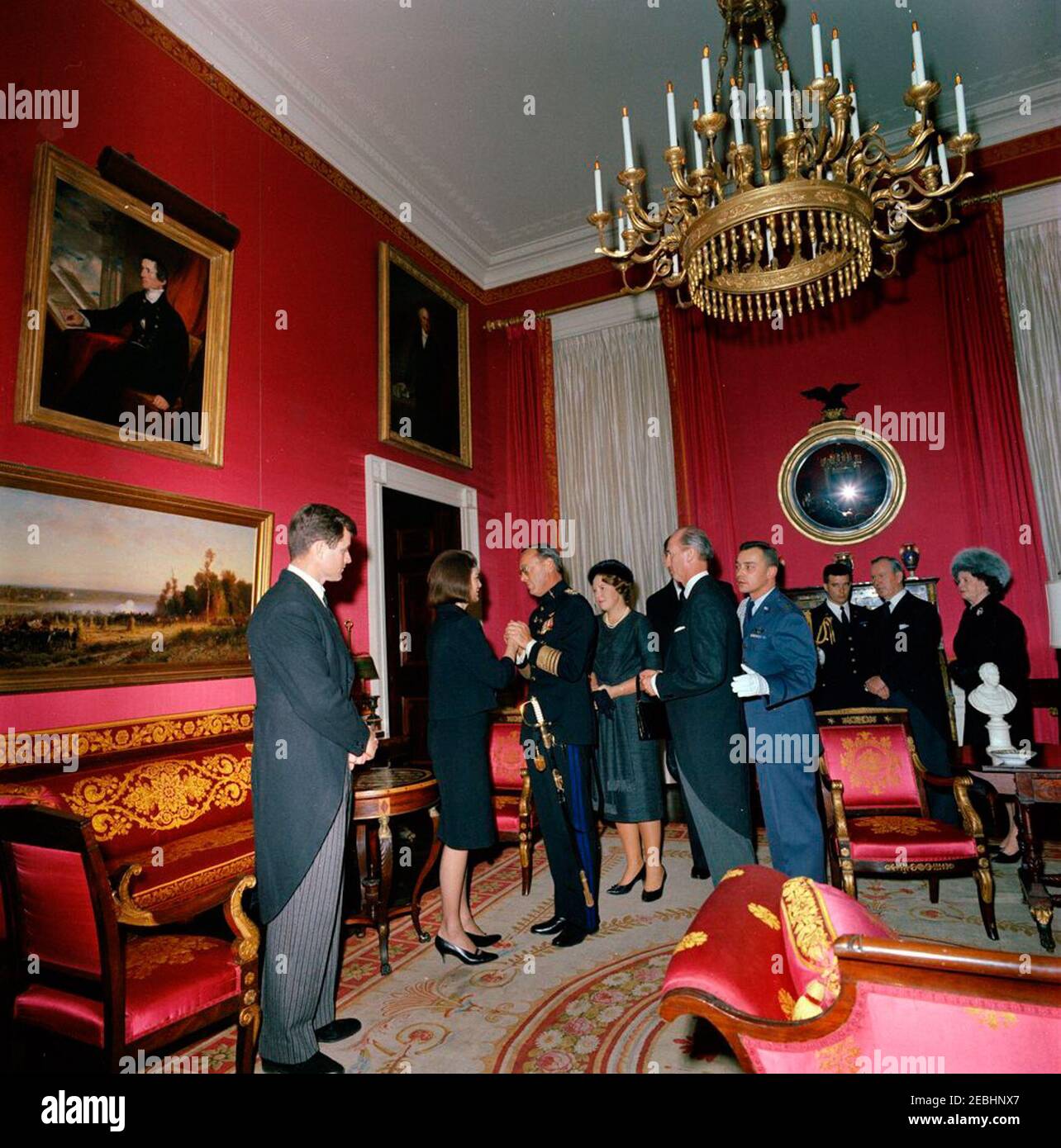 Funerali di Stato del presidente Kennedy: White House, ricezione funeraria post. Jacqueline Kennedy e il senatore Edward M. Kennedy (Massachusetts) accolgono gli ospiti durante un ricevimento alla Casa Bianca, in seguito ai funerali di stato del presidente John F. Kennedy; la Sig.ra Kennedy visita con il principe Bernhard dei Paesi Bassi. Anche nella foto: Principessa Beatrice dei Paesi Bassi; primo ministro del Canada, Lester B. Pearson; prima Signora del Canada, Maryon Pearson; capo del protocollo degli Stati Uniti, Angier Biddle Duke. Red Room, Casa Bianca, Washington, D.C. Foto Stock