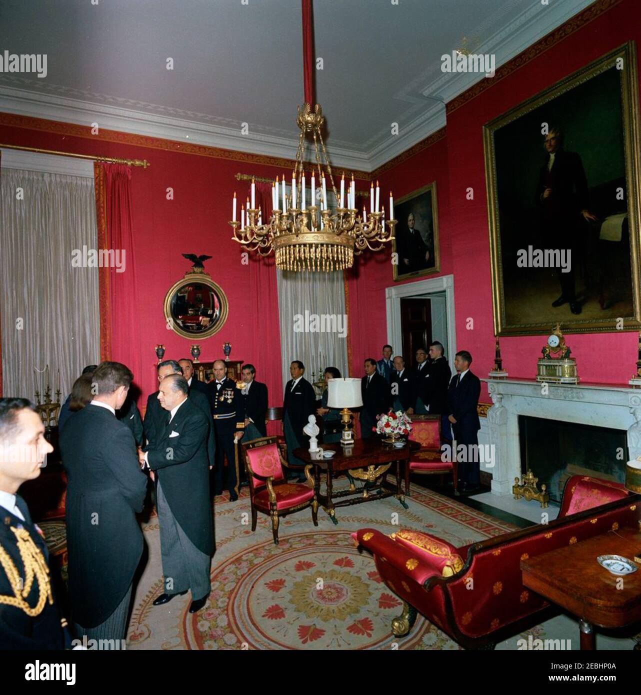 Funerali di Stato del presidente Kennedy: White House, ricezione funeraria post. Jacqueline Kennedy e il senatore Edward M. Kennedy (Massachusetts) accolgono gli ospiti durante un ricevimento alla Casa Bianca, in seguito ai funerali di stato del presidente John F. Kennedy; la Sig.ra Kennedy (per lo più nascosta) scuote le mani con l'ambasciatore del Nicaragua e il Decano del corpo Diplomatico, il Dr. Guillermo Sevilla-Sacasa. Anche nella foto: Presidente della Camera d'impresa del Portogallo, Clotu00e1rio Luu00eds Supico Pinto; Presidente delle Filippine, Diosdado Macapagal; prima Signora delle Filippine, Dr. Eva Macapagal; Ministro di Fore Foto Stock