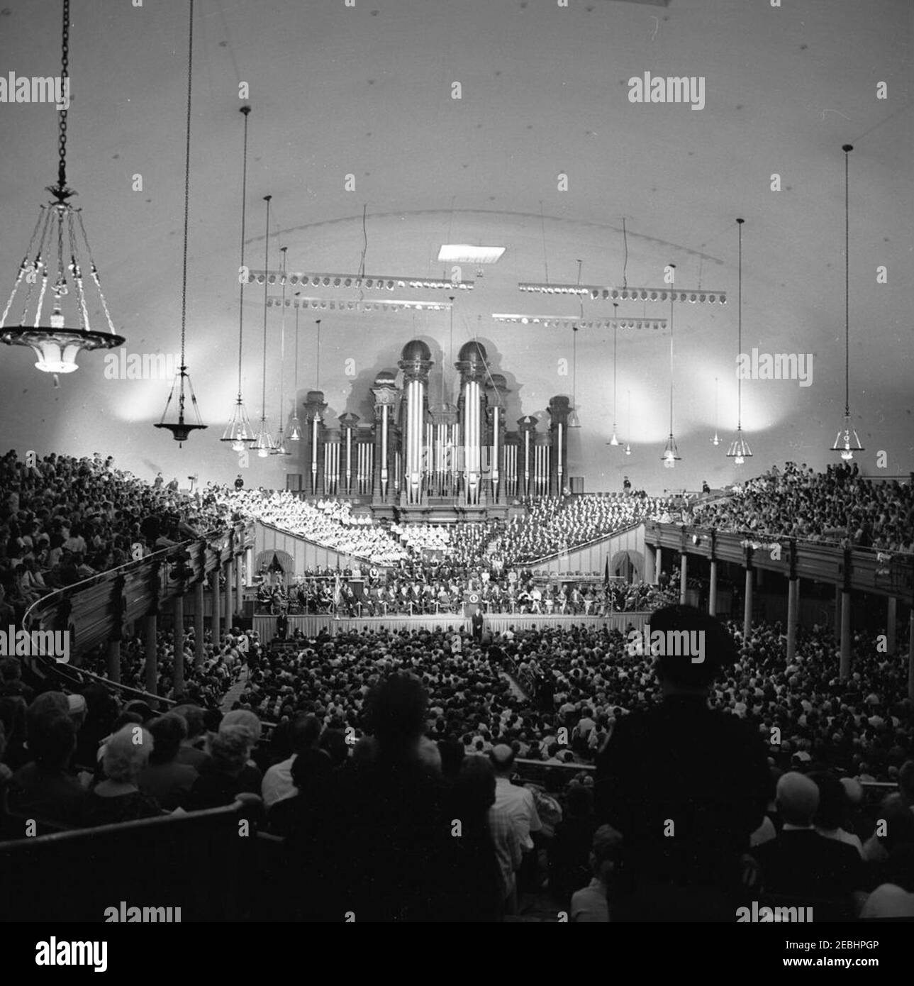 Tour della conservazione degli stati occidentali: Utah, Salt Lake City: Indirizzo al Tabernacolo di Mormon, 20:18. Vista interna del Tabernacolo Mormon a Salt Lake City, Utah, durante una cerimonia in onore della visita del presidente John F. Kennedyu2019. Foto Stock