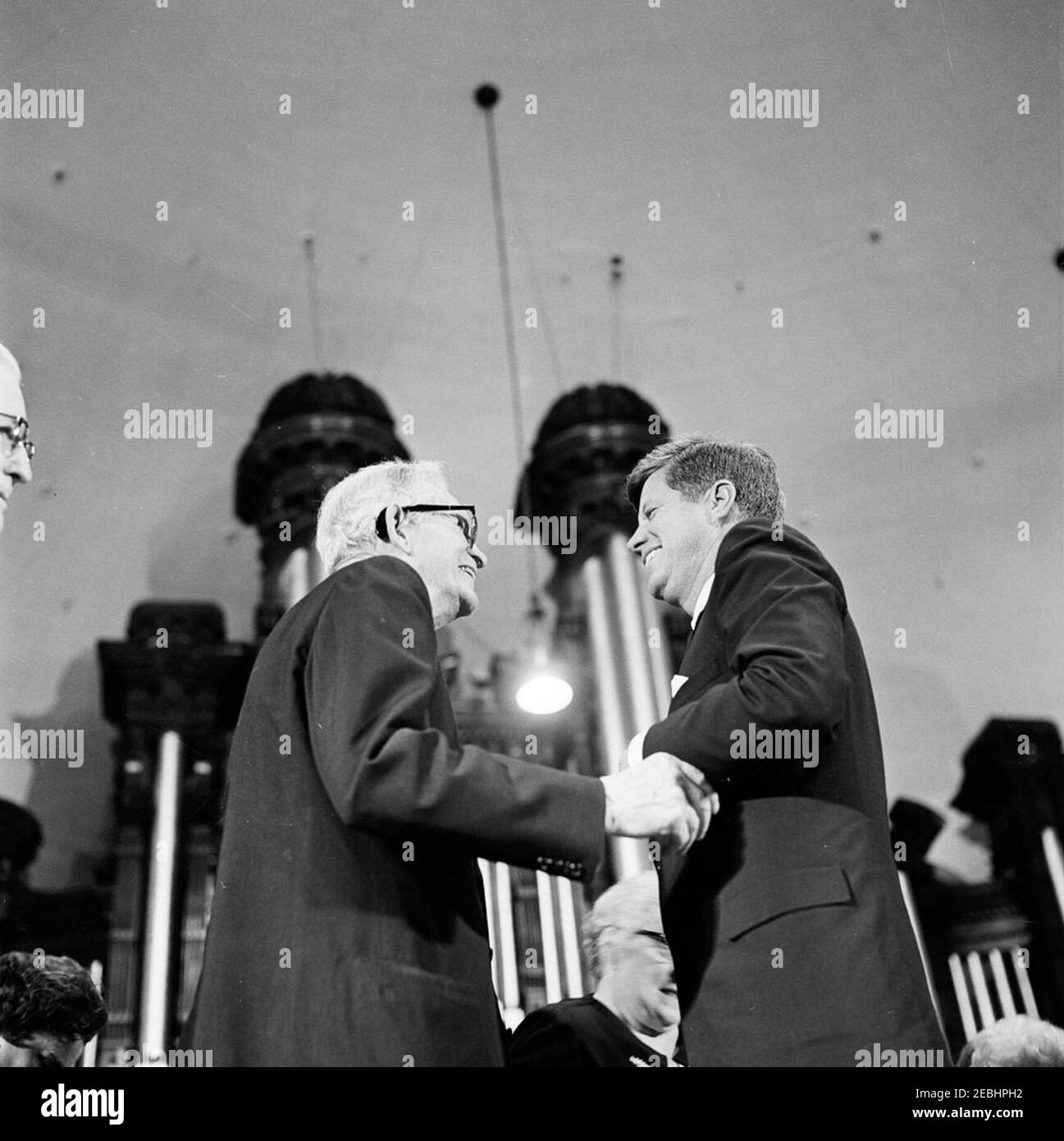 Tour della conservazione degli stati occidentali: Utah, Salt Lake City: Indirizzo al Tabernacolo di Mormon, 20:18. Il presidente John F. Kennedy si trova con il presidente della Chiesa di Gesù Cristo dei Santi degli ultimi giorni, David O. McKay (a sinistra), durante una cerimonia al tabernacolo mormone di Salt Lake City, Utah. Foto Stock