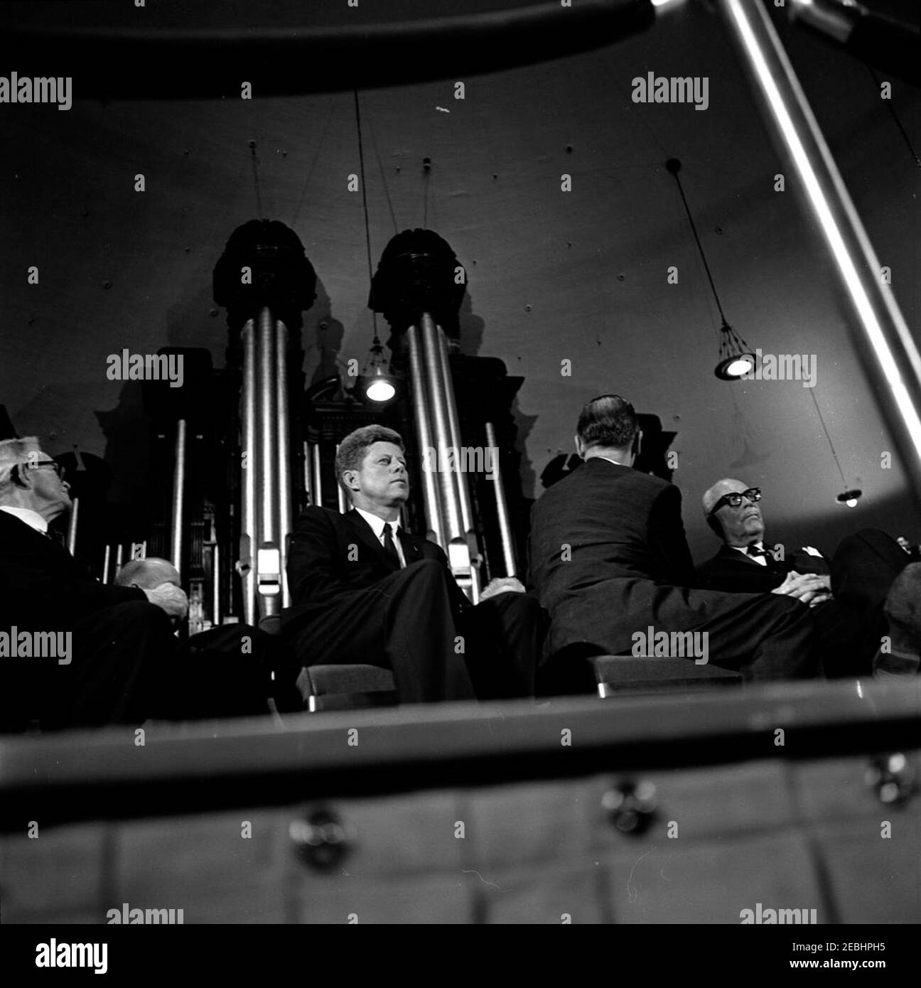 Tour della conservazione degli stati occidentali: Utah, Salt Lake City: Indirizzo al Tabernacolo di Mormon, 20:18. Il presidente John F. Kennedy partecipa a una cerimonia al Tabernacolo Mormon a Salt Lake City, Utah. Da sinistra a destra: Il presidente della Chiesa di Gesù Cristo dei Santi degli ultimi giorni, David O. McKay; il presidente Kennedy; il senatore Frank Moss dello Utah (di ritorno alla macchina fotografica); il capo nazionale democratico dello Utah, Calvin W. Rawlings. Foto Stock