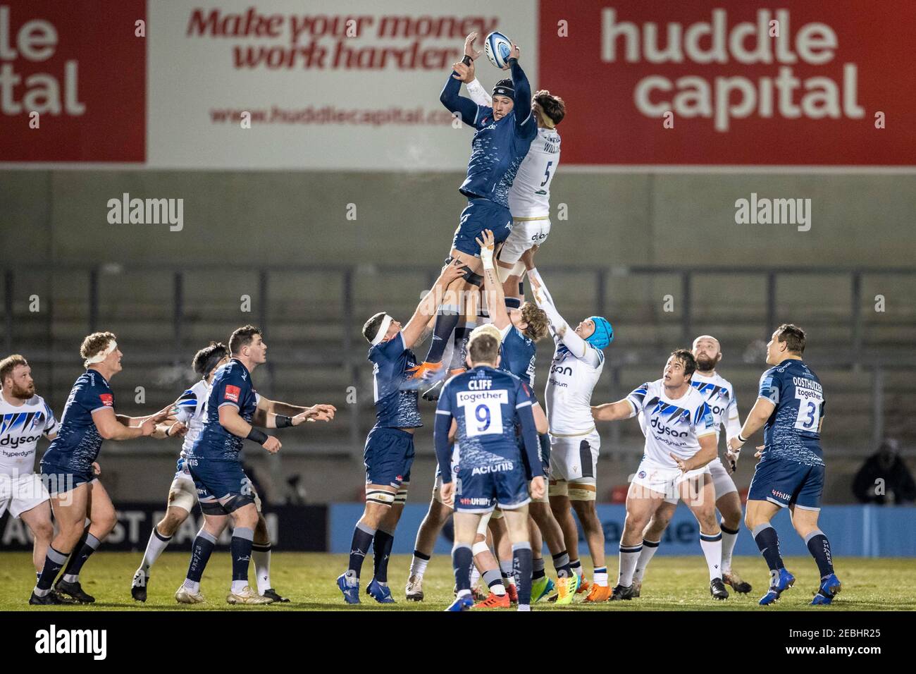 12 febbraio 2021; AJ Bell Stadium, Salford, Lancashire, Inghilterra; inglese Premiership Rugby, sale Sharks contro Bath; JP du Preez of sale Sharks vince una lineout Foto Stock