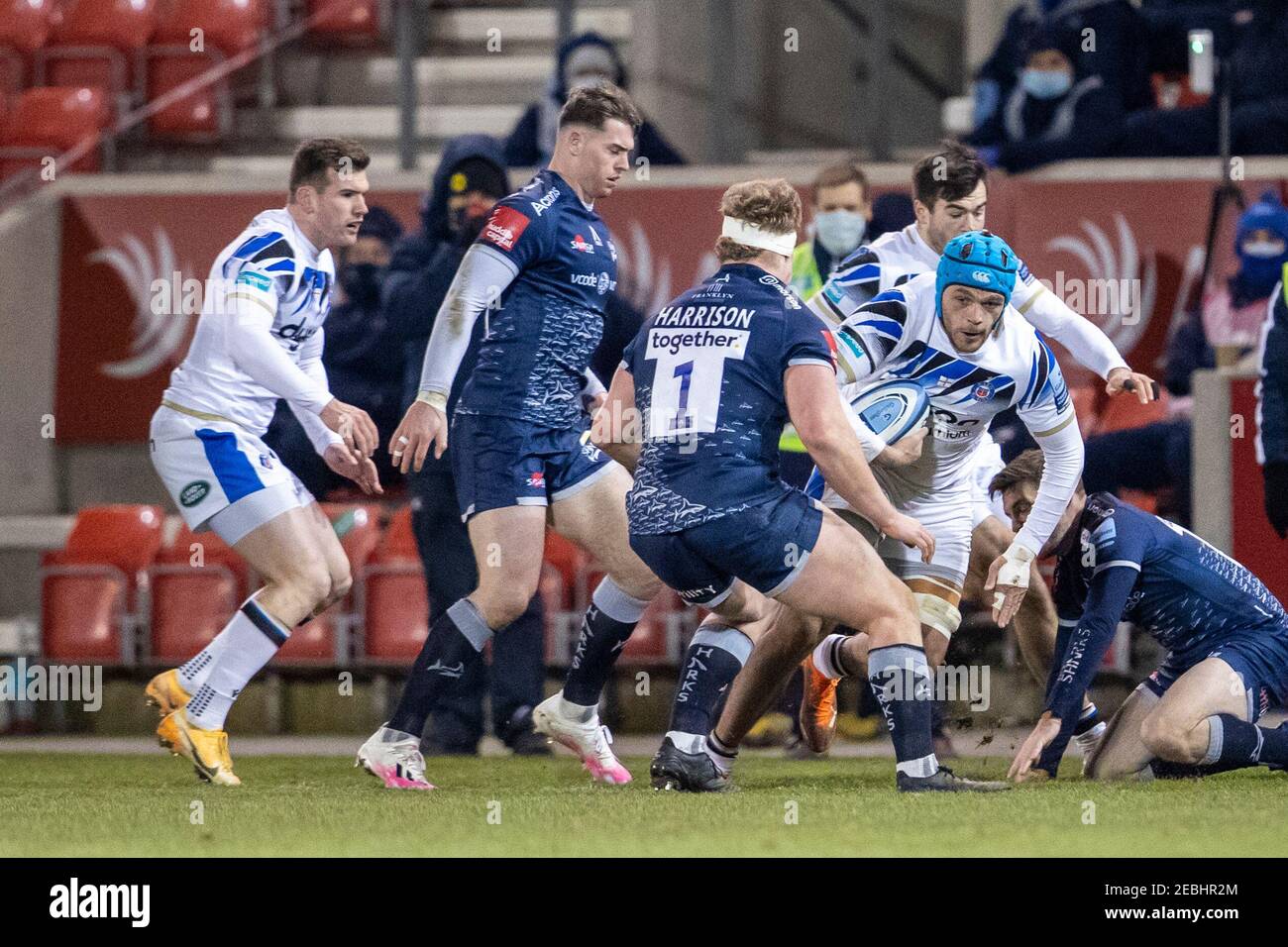 12 febbraio 2021; AJ Bell Stadium, Salford, Lancashire, Inghilterra; premiership inglese Rugby, sale Sharks contro Bath; Zach Mercer of Bath Rugby sta per essere affrontato da Ross Harrison of sale Sharks Foto Stock