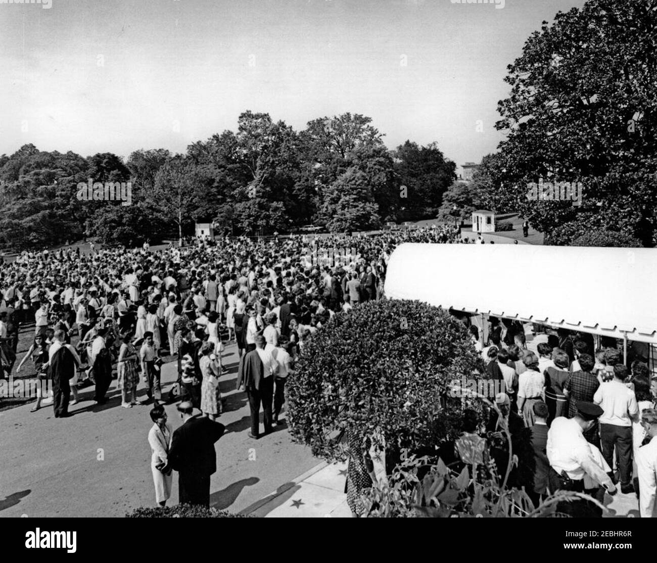 Visita degli studenti dell'American Field Service alle 10:00. Vista dal Portico Sud di American Field Service (AFS) studenti riuniti sul prato Sud durante una visita alla Casa Bianca, Washington, D.C. Foto Stock