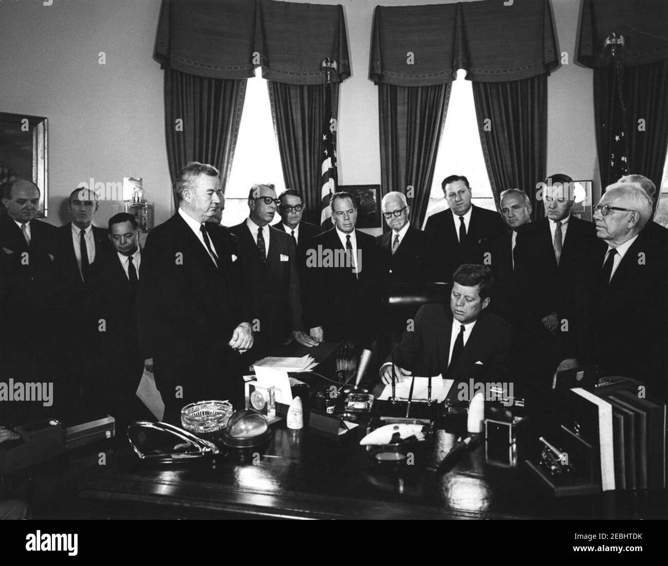 2996 legge pubblica 87-565, legge sull'assistenza estera, 10:29. Il presidente John F. Kennedy ha espresso le sue osservazioni dopo la firma della legge sull'assistenza estera, S. 2996 legge pubblica 87-565. Guardando (L-R): Segretario di Stato, Dean Rusk; Senatore Mike Mansfield (Montana); Rappresentante Carl Albert (Oklahoma); Senatore John J. Sparkman (Alabama); Rappresentante Wayne L. Hays dell'Ohio (per lo più nascosto); Senatore Everett Dirksen (Illinois); Rappresentante Robert B. Chiperfield (Illinois); Senatore H. Kuchel (California); Rappresentante Walter E. Rappresentante Thomas E. Morg Foto Stock