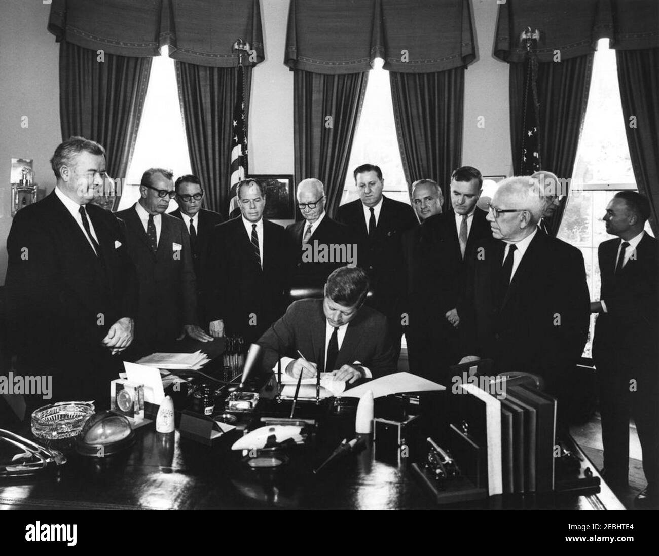 2996 legge pubblica 87-565, legge sull'assistenza estera, 10:29. Il presidente John F. Kennedy firma la legge sull'assistenza estera, S. 2996 legge pubblica 87-565. Guardando (L-R): Senatore John J. Sparkman (Alabama); rappresentante Wayne L. Hays dell'Ohio (per lo più nascosto); rappresentante Walter H. Judd del Minnesota (dietro il rappresentante Hays); senatore Everett Dirksen (Illinois); rappresentante Robert B. Chiperfield (Illinois); senatore Thomas H. Kuchel (California); rappresentante Francis E. Walter (Pennsylvania); rappresentante Thomas E. Morgan (Illinois); rappresentante Thomas E. Rappresentante Peter Frelinghuysen, Foto Stock