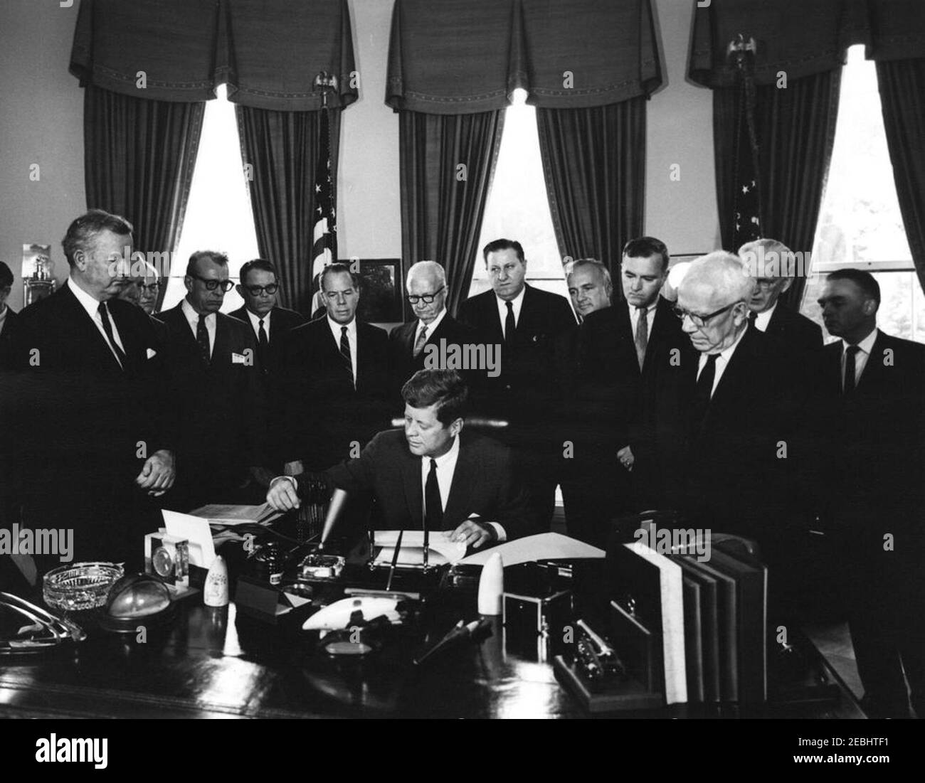 2996 legge pubblica 87-565, legge sull'assistenza estera, 10:29. Il presidente John F. Kennedy firma la legge sull'assistenza estera, S. 2996 legge pubblica 87-565. Guardando (L-R): Senatore John J. Sparkman (Alabama); rappresentante Wayne L. Hays dell'Ohio (per lo più nascosto); rappresentante Walter H. Judd del Minnesota (sul retro); senatore Everett Dirksen (Illinois); rappresentante Robert B. Chiperfield (Illinois); senatore Thomas H. Kuchel (California); rappresentante Francis E. Walter (Pennsylvania); rappresentante Thomas E. Morgan (Pennsylvania); Rappresentante Peter Frelinghuysen, Jr. (New Jersey); R. Foto Stock