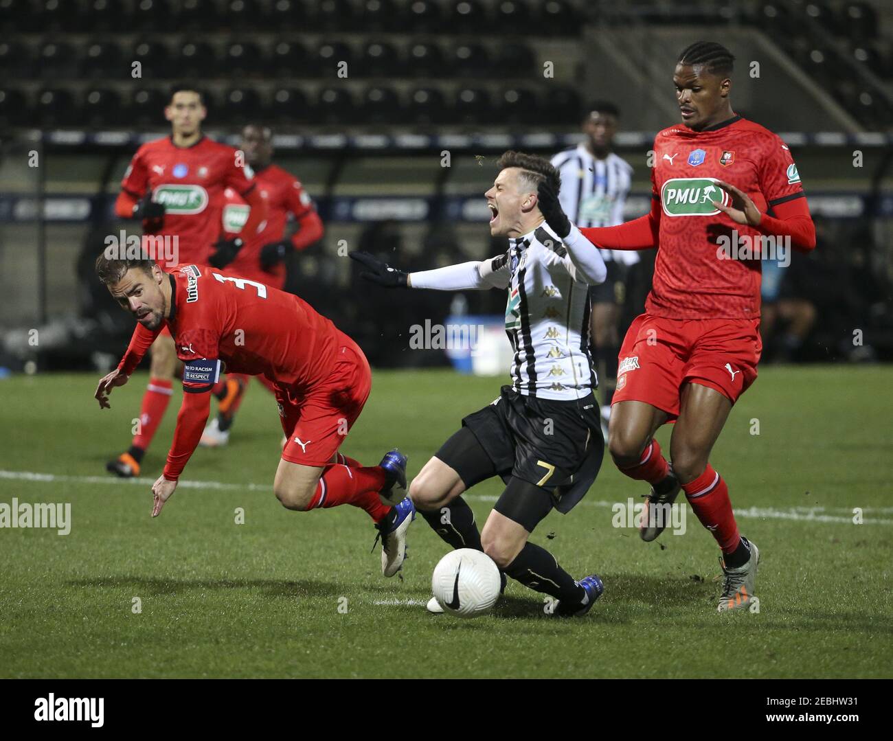 Damien da Silva di Rennes, Pierrick Capelle di Angers, Gerzino Nyamsi di Rennes durante la Coppa di Francia, round di 64 partita di calcio tra SCO Angers e Stade Rennais (Rennes) il 11 febbraio 2021 allo Stade Raymond Kopa di Angers, Francia - Foto Jean Catuffe/DPPI/LiveMedia/Sipa USA Credit: Sipa Live News/Alamy Foto Stock