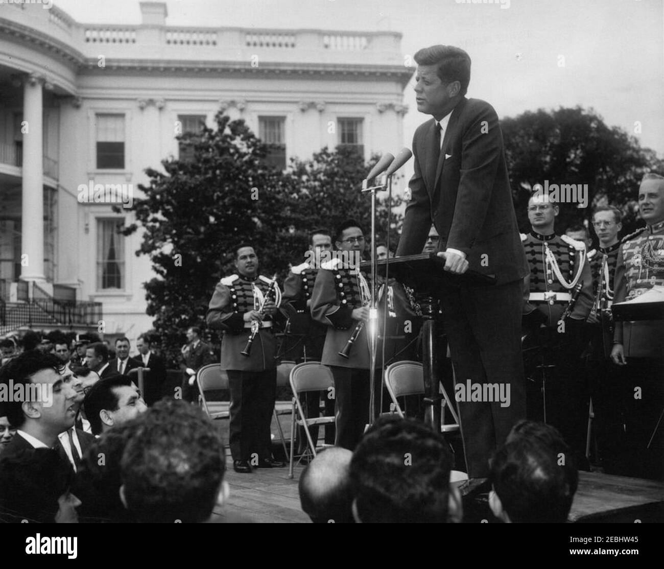 Accoglienza per studenti stranieri, 15:55. Il presidente John F. Kennedy (alla conferenza) ha espresso commenti durante una reception per gli studenti stranieri sul prato sud della Casa Bianca, Washington, D.C. gli ospiti includono studenti delle seguenti istituzioni della zona di Washington, D.C.: American University, Catholic University of America, Gallaudet College, George Washington University, Georgetown University, Howard University, Johns Hopkins University School of Advanced International Studies, Trinity College (Washington, D.C.), University of Maryland e Dunbarton College of Holy Cross. Membri di Foto Stock