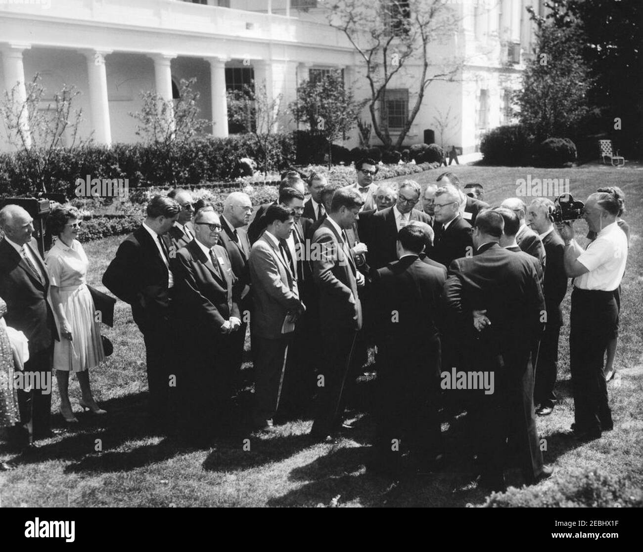Visita dei redattori della Fattoria, 10:56. Il presidente John F. Kennedy (centro) visita con un gruppo di redattori della fattoria nel Rose Garden della Casa Bianca, Washington, D.C. [si prega di consultare il programma del Presidente 2019s per un elenco completo dei partecipanti.] Foto Stock