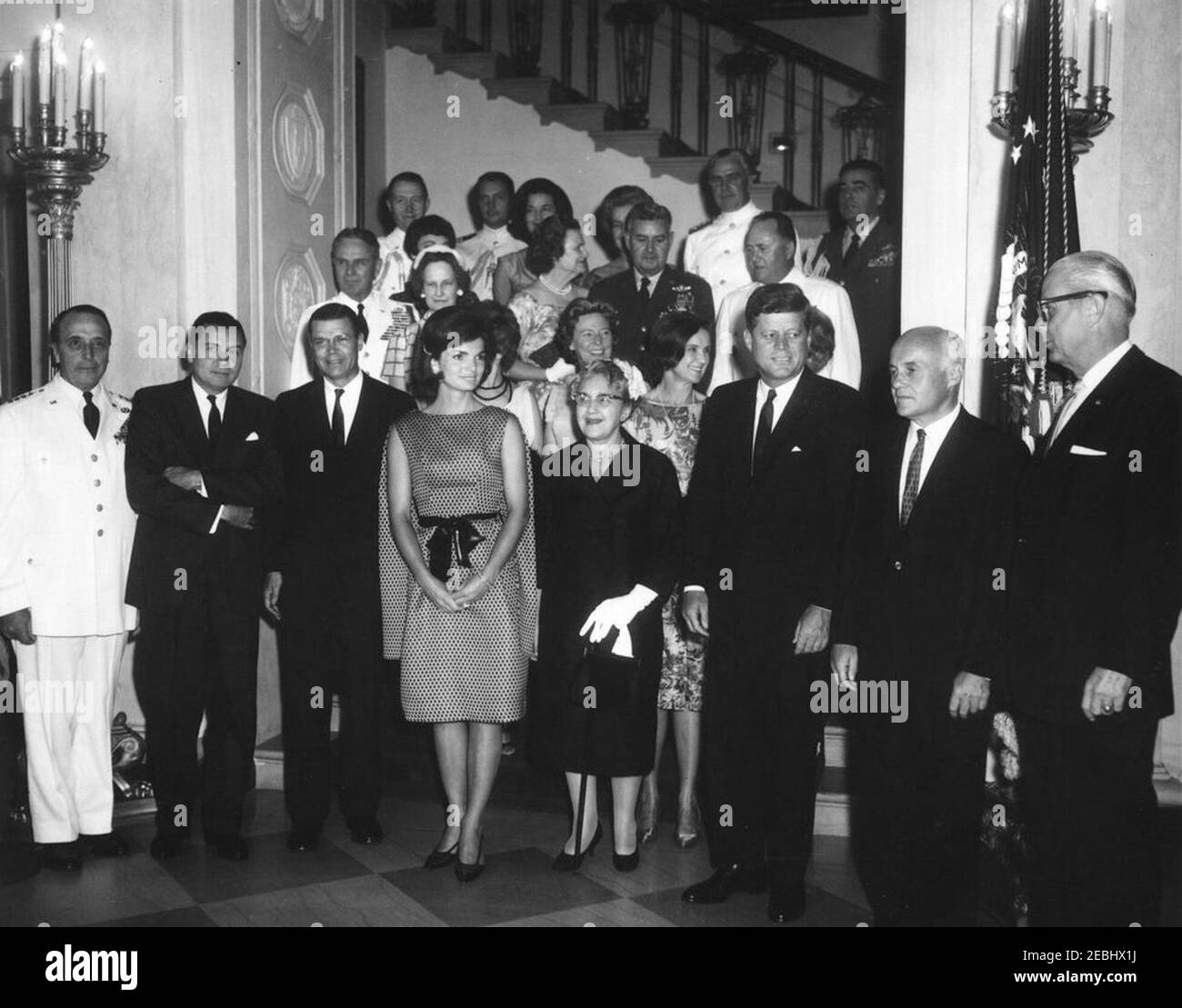 Accoglienza militare alla Casa Bianca, alle 18:00. Il presidente John F. Kennedy, la First Lady Jacqueline Kennedy, e altri frequentano un ricevimento militare alla Casa Bianca. Prima fila (L-R): Presidente dei Capi congiunti del personale, Generale Lyman L. Lemnitzer; Segretario dell'Esercito, Elvis J. Stahr, Jr.; Segretario della Difesa, Robert S. McNamara; Sig.ra Kennedy; Katherine Lemnitzer, moglie del Generale Lemnitzer; Presidente Kennedy; Segretario dell'Aeronautica, Eugene M. Zuckert; Segretario della Marina, Fred Korth. Anche nella foto: Generale Maxwell D. Taylor e sua moglie Lydia Taylor; militare Aide al presidente, GE Foto Stock