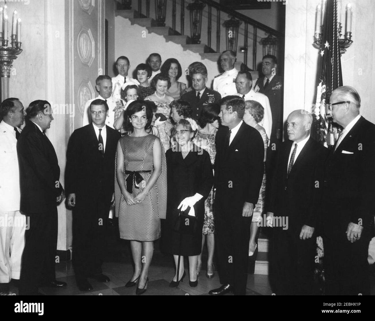 Accoglienza militare alla Casa Bianca, alle 18:00. Il presidente John F. Kennedy, la First Lady Jacqueline Kennedy, e altri frequentano un ricevimento militare alla Casa Bianca. Prima fila (L-R): Presidente dei Capi congiunti del personale, Generale Lyman L. Lemnitzer; Segretario dell'Esercito, Elvis J. Stahr, Jr.; Segretario della Difesa, Robert S. McNamara; Sig.ra Kennedy; Katherine Lemnitzer, moglie del Generale Lemnitzer; Presidente Kennedy; Segretario dell'Aeronautica, Eugene M. Zuckert; Segretario della Marina, Fred Korth. Anche nella foto: Generale Maxwell D. Taylor e sua moglie Lydia Taylor; militare Aide al presidente, GE Foto Stock