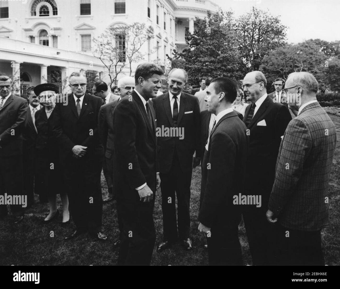 Visita dei partecipanti al World Food Forum, alle 11:40. Visita del Presidente John F. Kennedy con i partecipanti al World Food Forum. I visitatori includono: Presidente del Consiglio di previsione e situazione per il Dipartimento di Agricoltura degli Stati Uniti, Bushrod W. Allin. Rose Garden, White House, Washington, D.C. [per un elenco completo dei partecipanti, vedere il programma del Presidente 2019.] Foto Stock