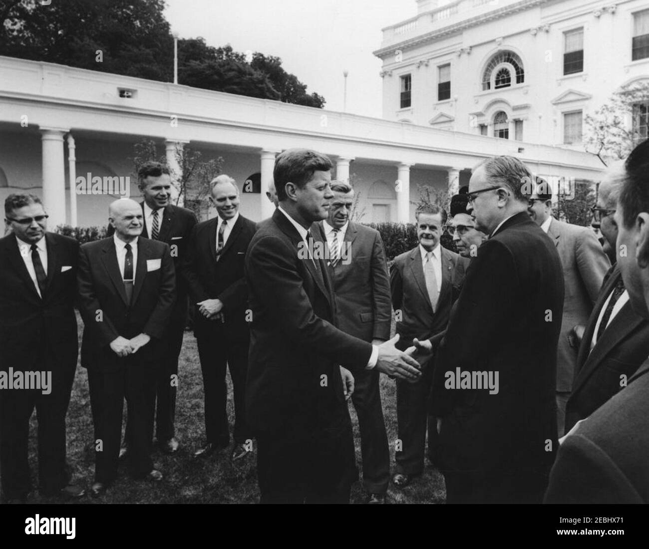 Visita dei partecipanti al World Food Forum, alle 11:40. Visita del Presidente John F. Kennedy con i partecipanti al World Food Forum. I visitatori includono: Presidente del Consiglio di previsione e situazione per il Dipartimento di Agricoltura degli Stati Uniti, Bushrod W. Allin. Rose Garden, White House, Washington, D.C. [per un elenco completo dei partecipanti, vedere il programma del Presidente 2019.] Foto Stock