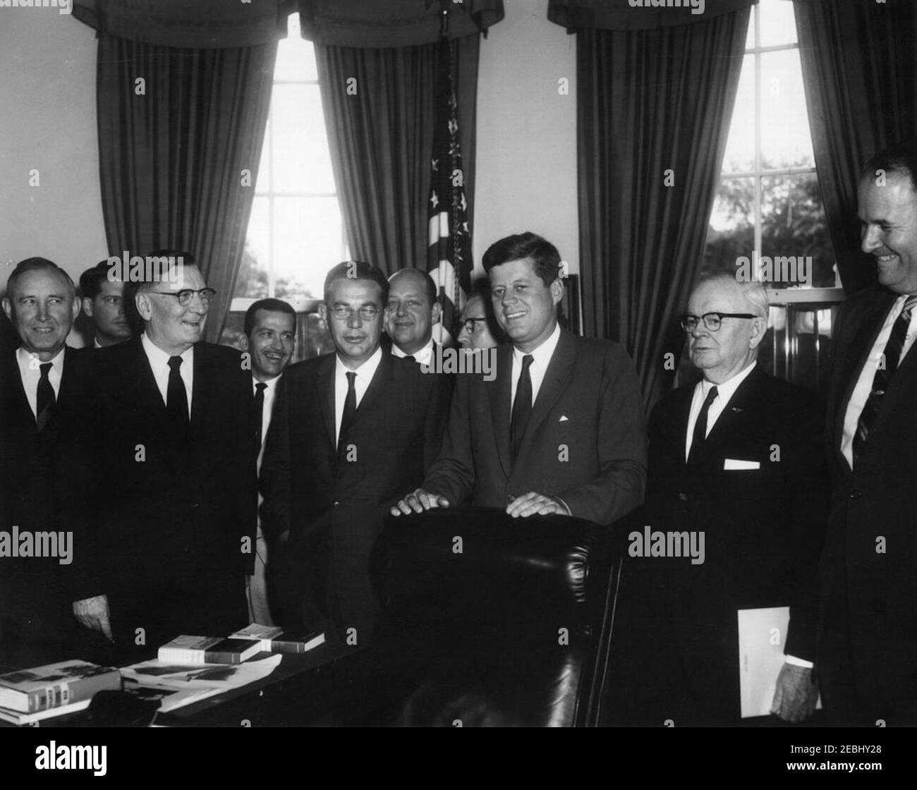 Riunione della tariffa pollame, 12:20. Il presidente John F. Kennedy partecipa alla riunione sulle tariffe per il pollame. Da sinistra a destra: Presidente della Cotton Producers Association (CPA), D. W. Brooks; Segretario Esecutivo della Georgia Poultry Federation, Abit Massey (in parte nascosto); Governatore del Mississippi, Ross Barnet; Segretario Esecutivo della Virginia Poultry Federation, Paul Williams (in parte); Governatore della Georgia, S. Ernest Vandiver; Non identificato (in dietro); Commissario del Dipartimento di Agricoltura del Tennessee, W. F. Moss (in dietro, parzialmente nascosto); Presidente Kennedy; Governatore del Maryland, J. Mill Foto Stock