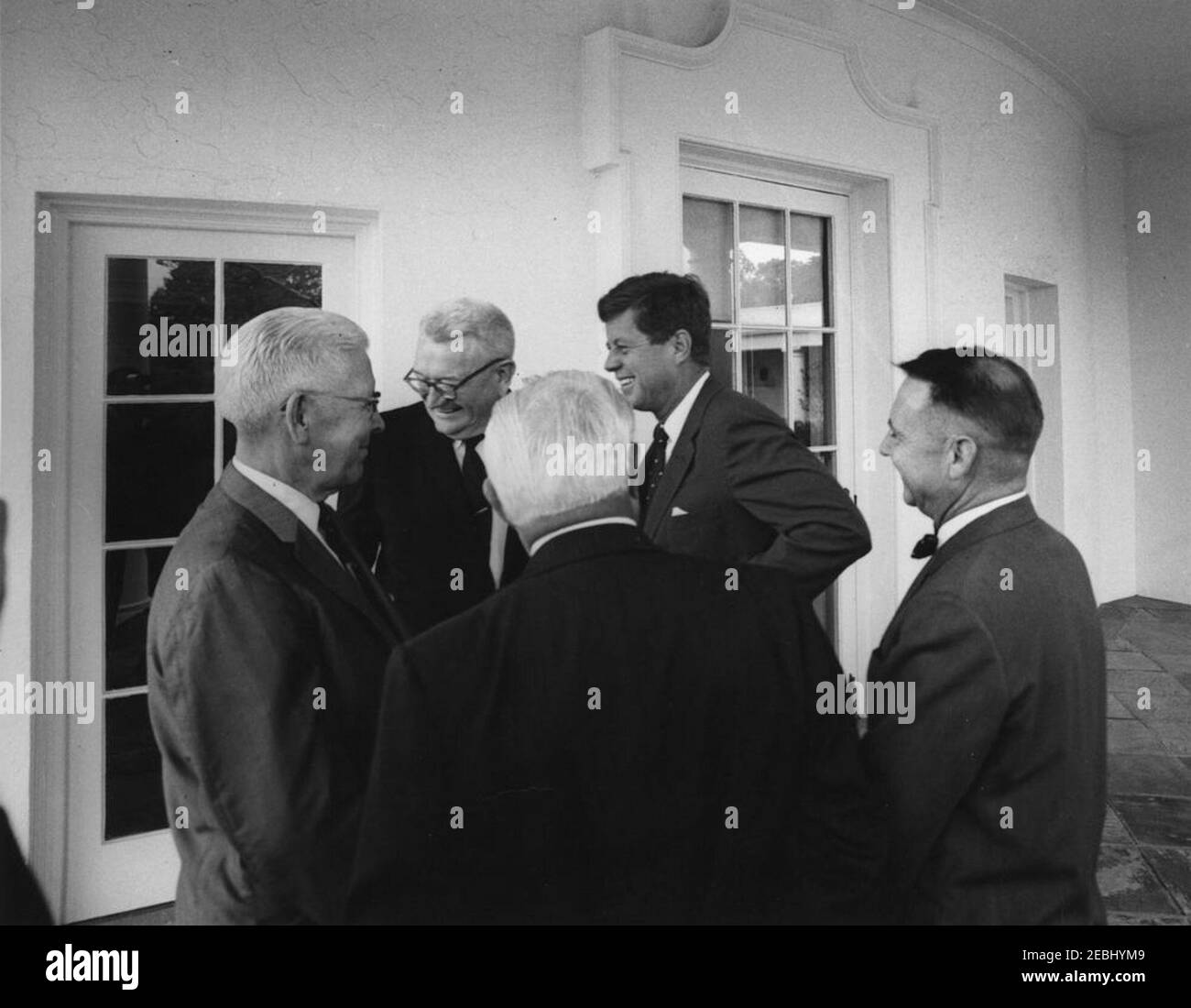 Visita dei direttori di Stato del sistema di servizio selettivo, alle 9:55. Il presidente John F. Kennedy visita con i funzionari del sistema di servizio selettivo. Da sinistra a destra: Presidente della Commissione di appello presidenziale, James P. Ringley; Direttore Nazionale, Tenente Generale Lewis B. Hershey; membro della Commissione di appello presidenziale, Martin V. Coffey (ritorno alla camera); Presidente Kennedy; non identificato. West Wing Colonnade, White House, Washington, D.C. [vedere il programma del Presidente 2019s per un elenco completo dei partecipanti.] Foto Stock