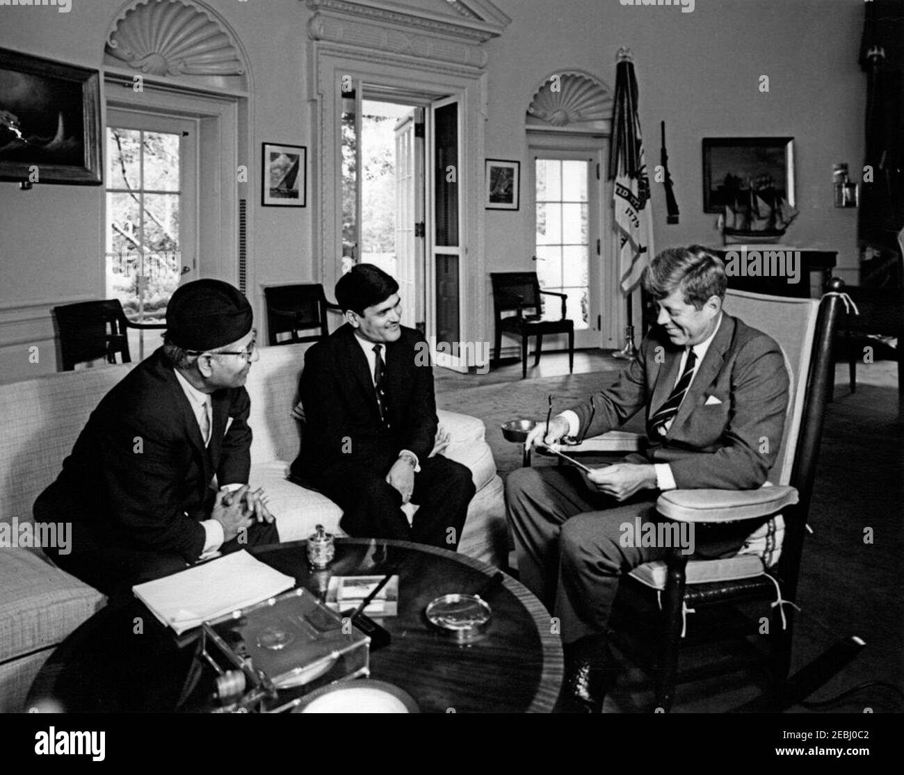 Incontro con Tulsi Giri, Presidente del Consiglio dei Ministri del Nepal, ore 10. Il presidente John F. Kennedy (in sedia a dondolo a destra, con un documento e un paio di occhiali) incontra il presidente del Consiglio dei ministri del Nepal, il dottor Tulsi Giri; l'ambasciatore del Nepal, Matrika Prasad Koirala, siede a sinistra. Ufficio ovale, Casa Bianca, Washington, D.C. Foto Stock