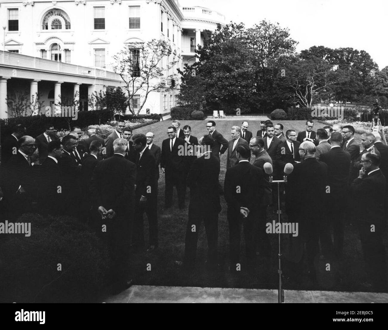Visita dei partecipanti al Brookings Institutionu0027s Public Policy Conference for Business Executive, 16:55. Il presidente John F. Kennedy (a sinistra) visita i partecipanti alla conferenza di politica pubblica per i dirigenti aziendali del Brookings Institutionu0027s. Rose Garden, White House, Washington, D.C. [per un elenco completo dei partecipanti, vedere il programma del Presidente 2019.] Foto Stock