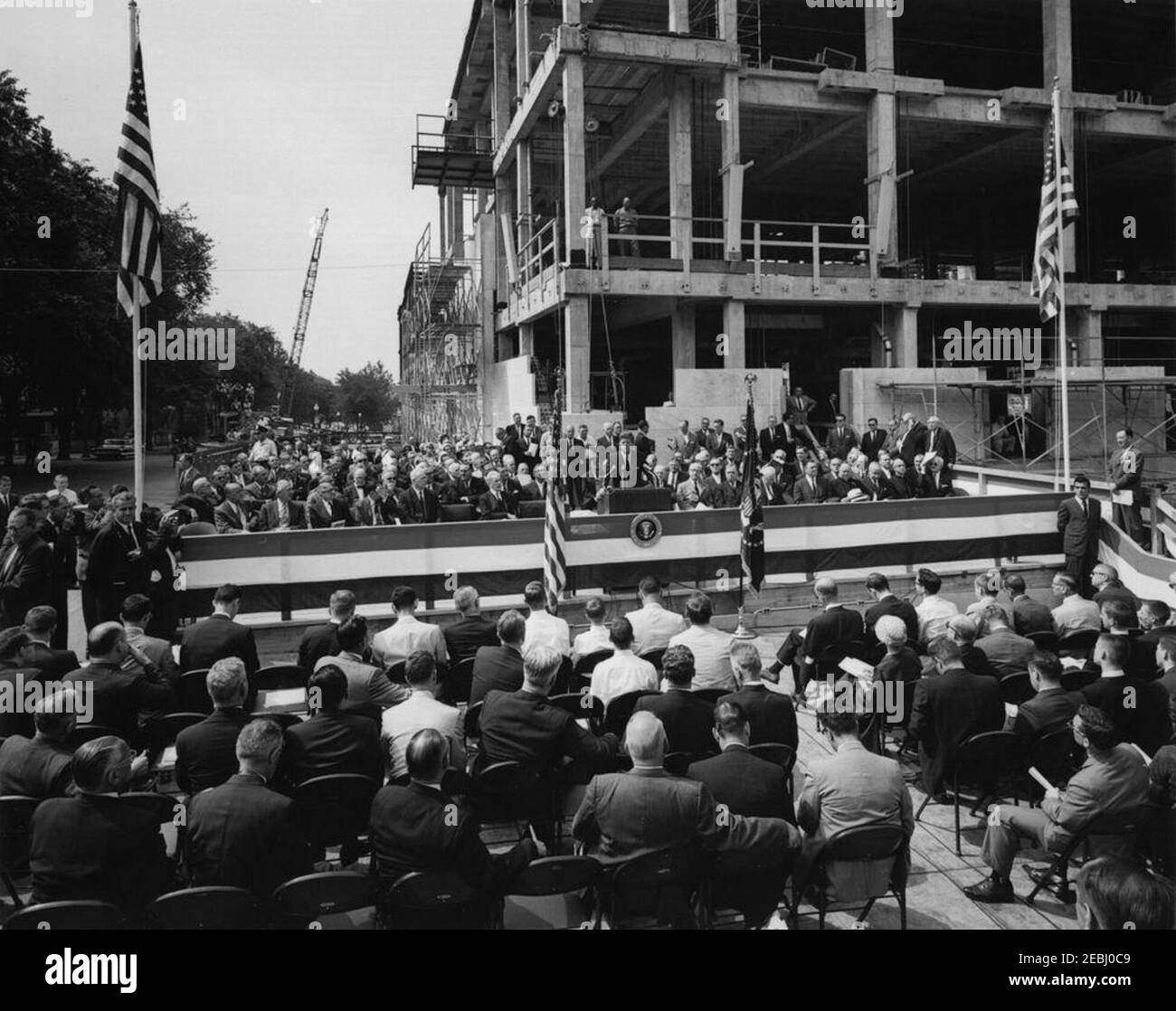 Cerimonia di posa Cornerstone, edificio degli uffici della Casa di Rayburn, 10:28. Il presidente John F. Kennedy ha espresso le sue osservazioni alla cerimonia di posa della pietra angolare per l'edificio degli uffici della Rayburn House, dedicato al defunto Presidente della Camera dei rappresentanti, Sam Rayburn. I posti a sedere sulla piattaforma includono: Rappresentante Carroll D. Kearns (Pennsylvania); Rappresentante Leslie C. Arends (Illinois); Rappresentante Clarence Cannon (Missouri); Rappresentante Carl Albert (Oklahoma); Rappresentante Paul F. Schenck (Ohio); Chief Justice della Corte Suprema, Earl Warren; Rappresentante Thomas E. Morgan (Pennsylv Foto Stock