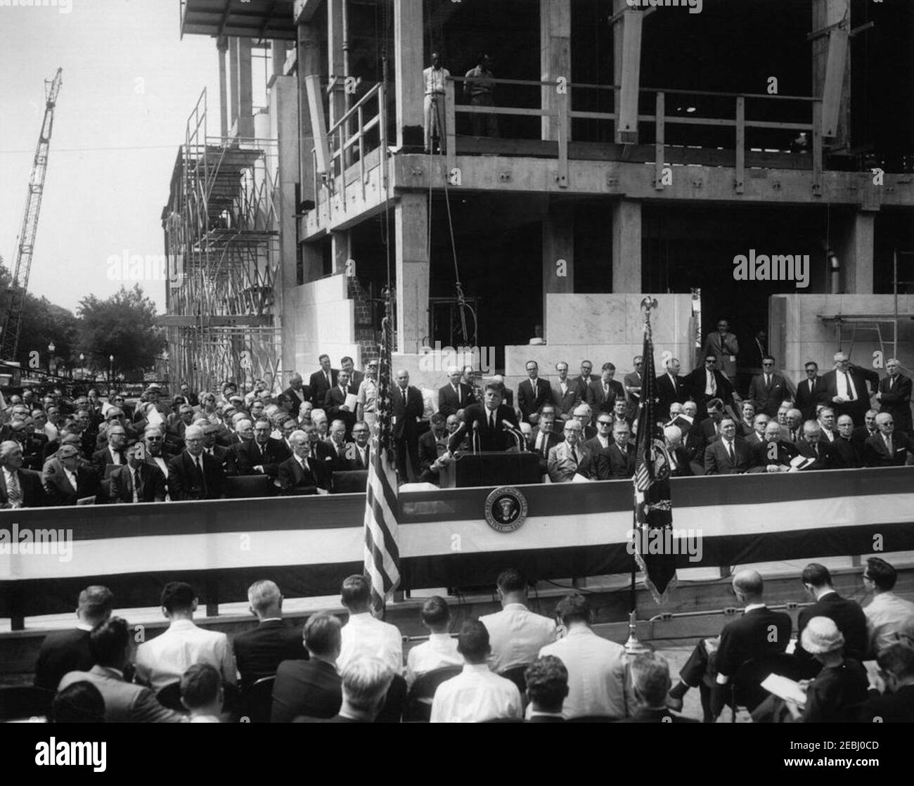 Cerimonia di posa Cornerstone, edificio degli uffici della Casa di Rayburn, 10:28. Il presidente John F. Kennedy ha espresso le sue osservazioni alla cerimonia di posa della pietra angolare per l'edificio degli uffici della Rayburn House, dedicato al defunto Presidente della Camera dei rappresentanti, Sam Rayburn. I posti in platea includono: Rappresentante Leslie C. Arends (Illinois); rappresentante Clarence Cannon (Missouri); rappresentante Carl Albert (Oklahoma); rappresentante Paul F. Schenck (Ohio); capo della Corte Suprema, Earl Warren; rappresentante Thomas E. Morgan (Pennsylvania); senatore Francis Case (South Dakota); intervento Foto Stock